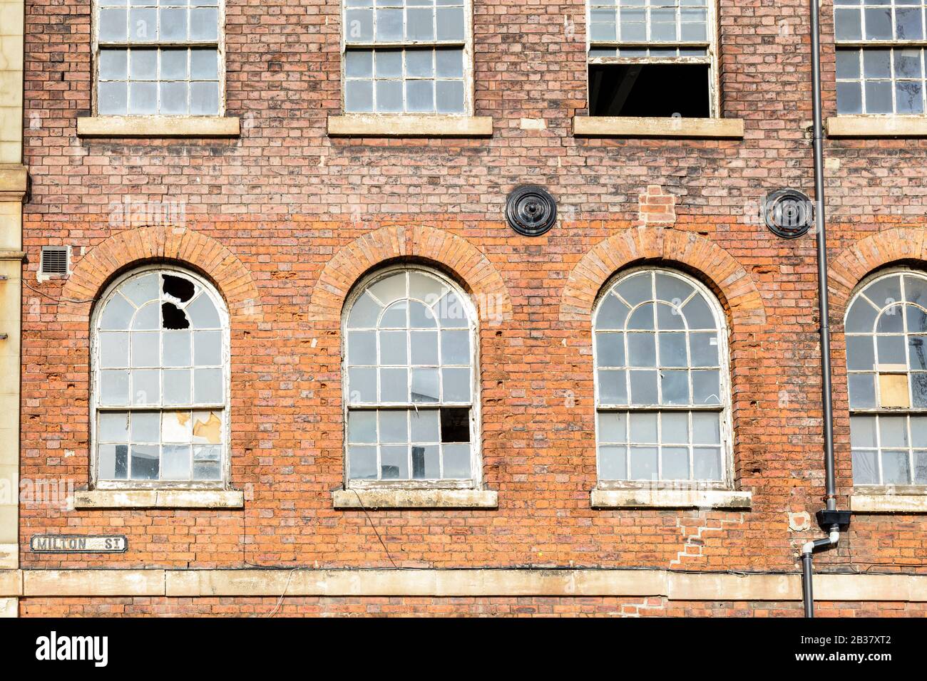 Abandoned building smashed windows hi-res stock photography and images ...