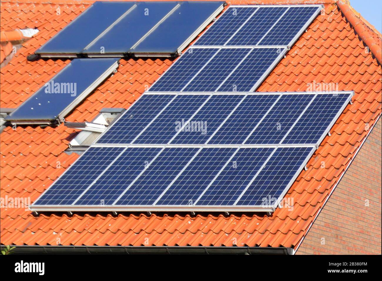 Solarenergie auf Wohnhaus, Solarzellen, Dach, Einfamilienhaus, Stock Photo