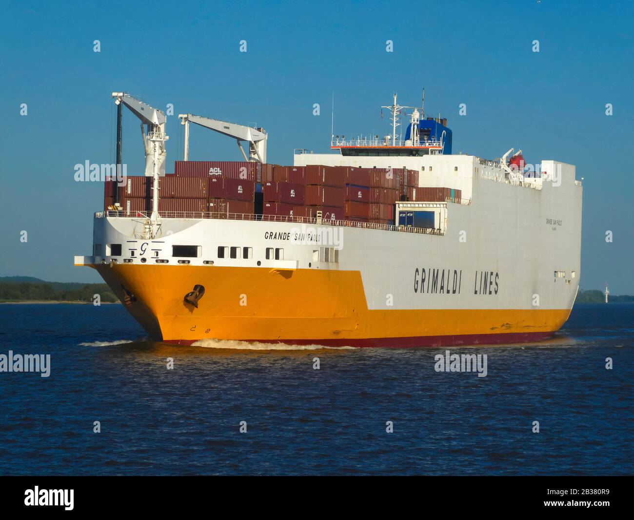 Ro-Ro Containerschiff Carrier Grande San Paolo auf der Elbe Stock Photo