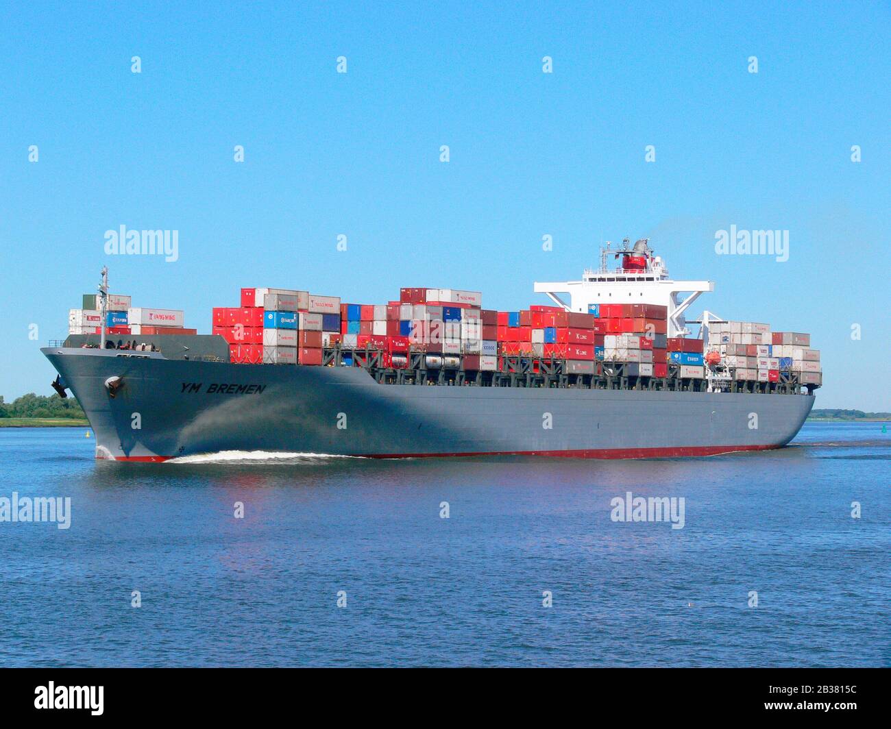 Containerschiff YM Bremen auf der Elbe Stock Photo