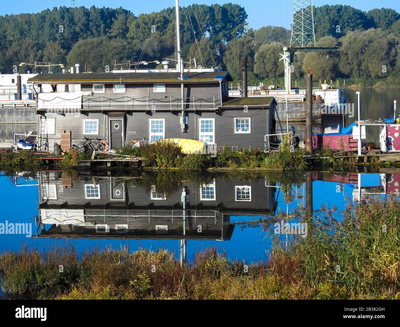 Hausboot in hamburg hires stock photography and images Alamy