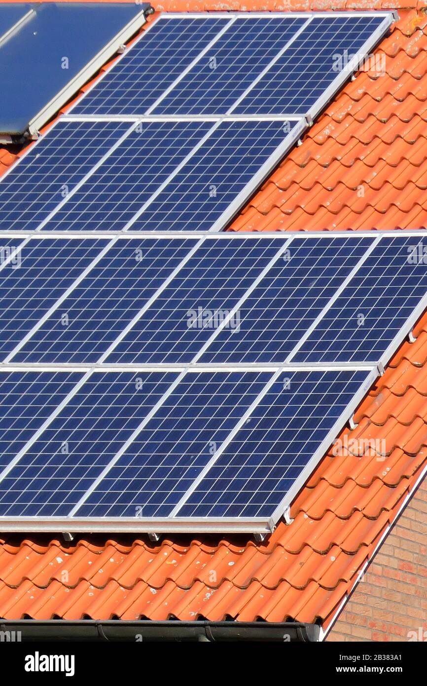 Solarenergie auf Wohnhaus, Solarzellen, Dach, Einfamilienhaus, Stock Photo
