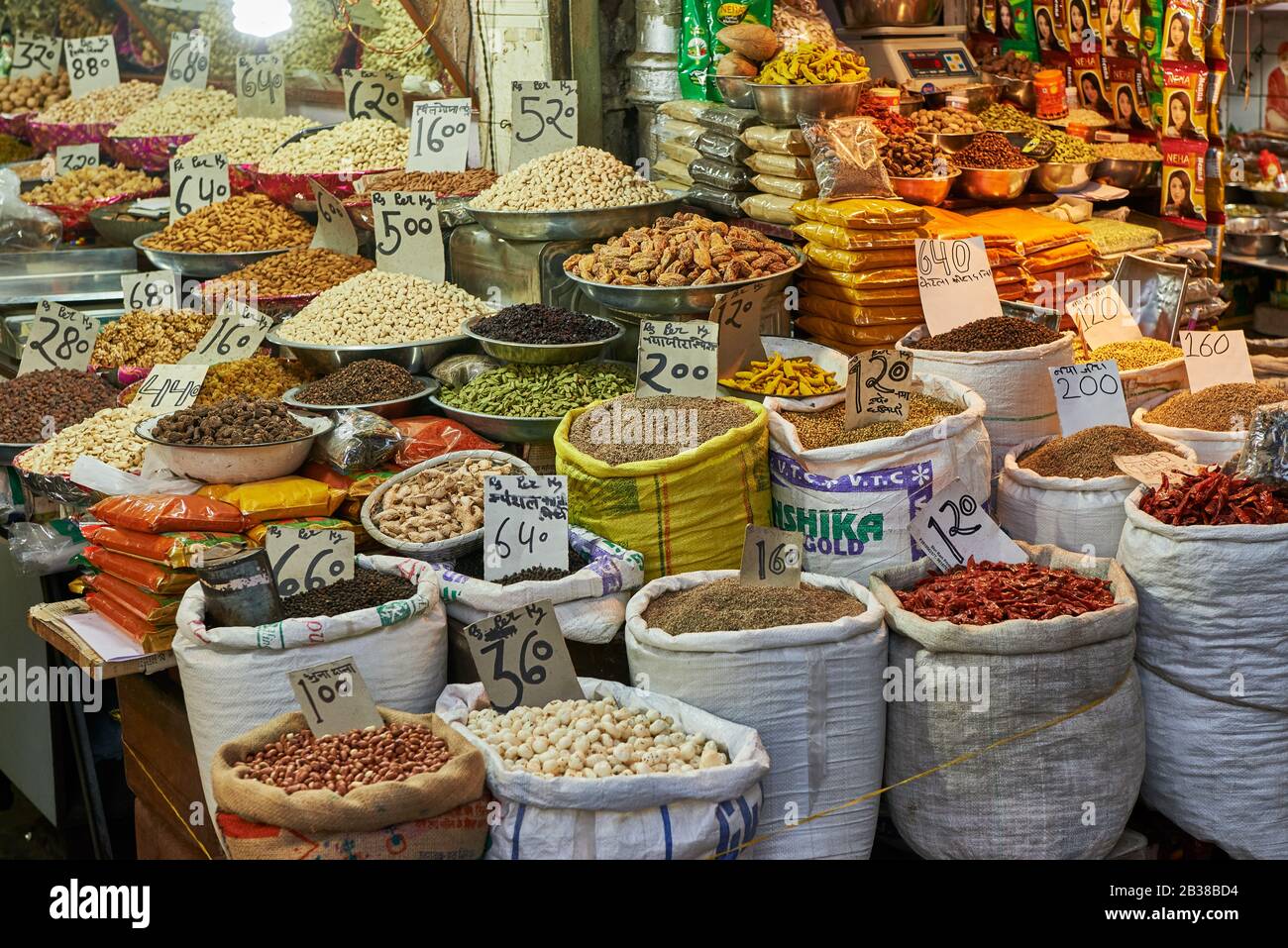 Geschaeft auf Gewuerzmarkt in Old Delhi, Geschaefte in der Swami Vivekanand Marg Strasse, Indien |shop on Old Dehli spice market, shops in Swami Vivek Stock Photo