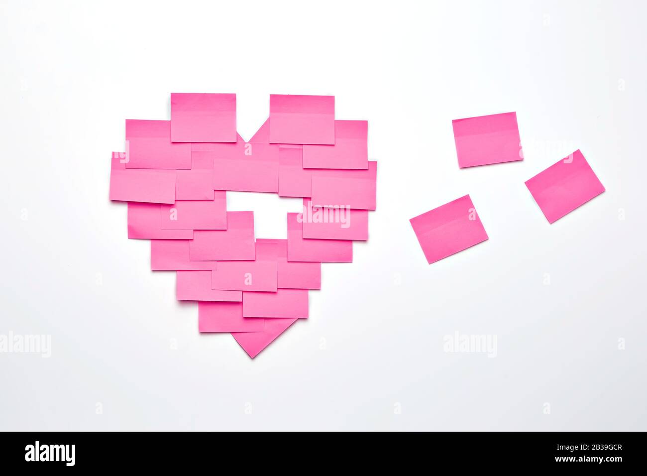 Blank pink sticky notes stick to white wall in heart shape. Valentine day  concept in office Stock Photo - Alamy