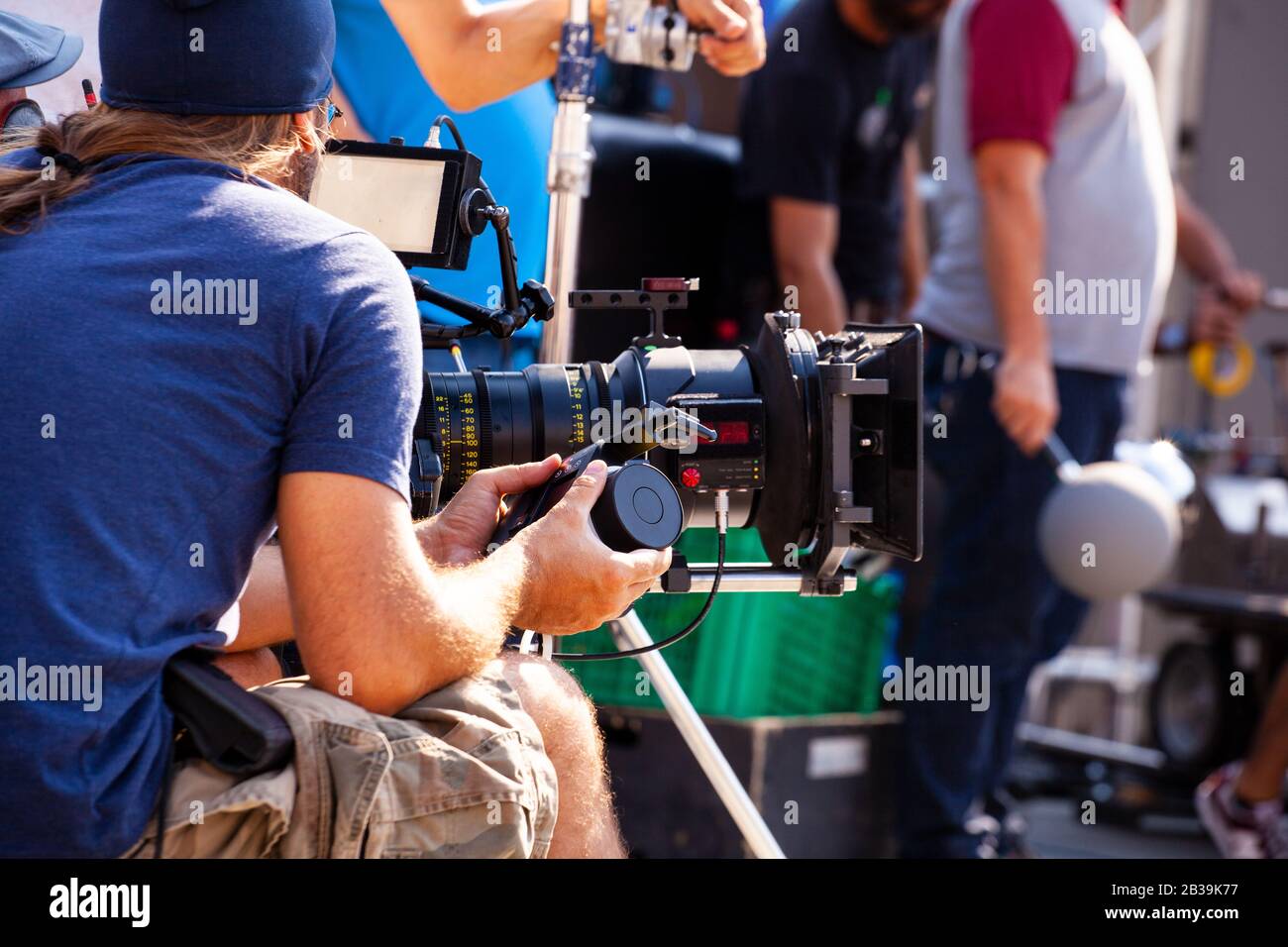 Focus puller hold the wireless follow focus system during the filming