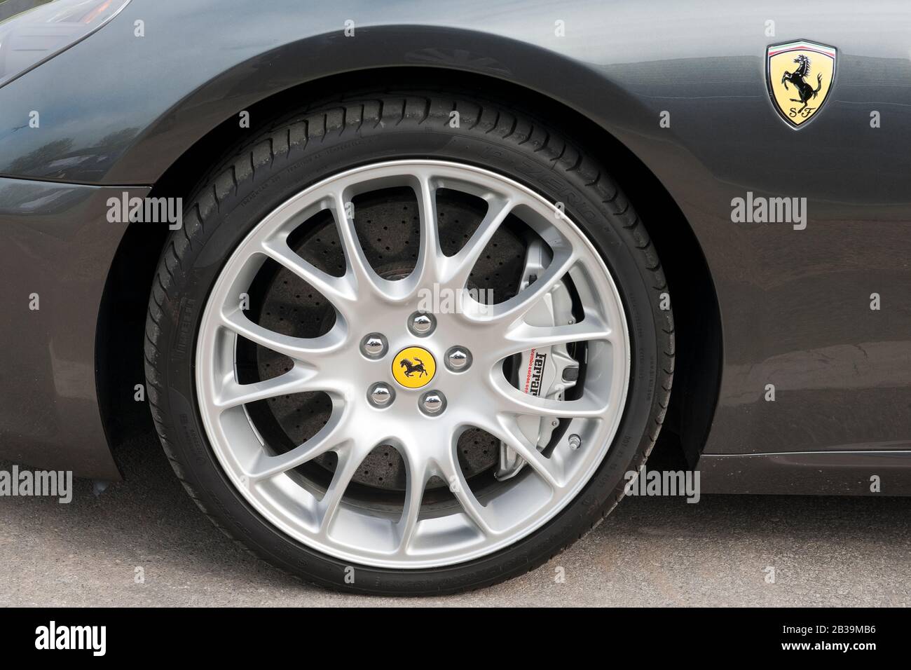 Ferrari Felge und Logo Stock Photo - Alamy