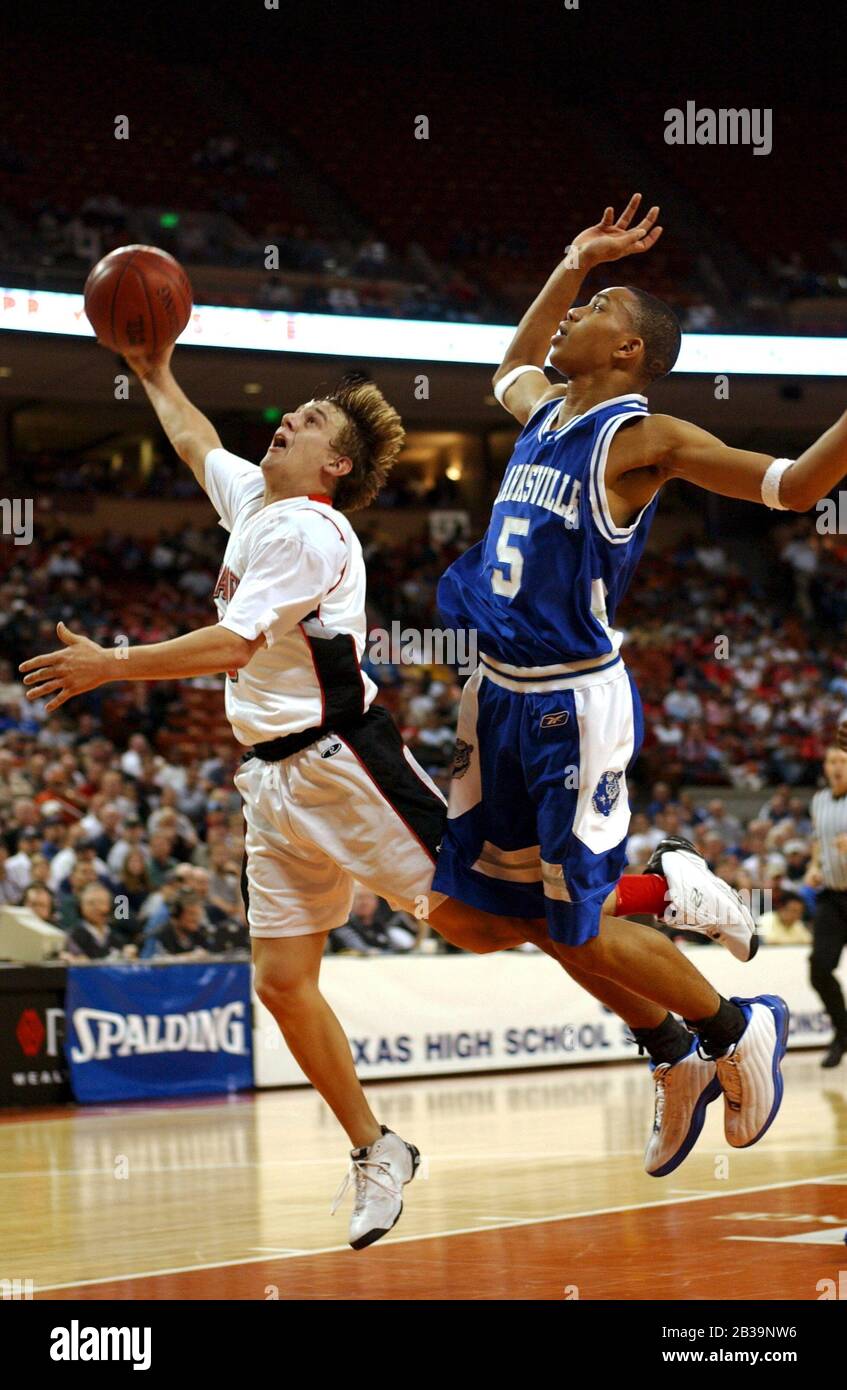 Austin Texas USA, March 12, 2004: Texas boys high school basketball, Shallowater Stangs (light) vs. Clarksville (blue). Shallowater won the 2A semi-final game, 62-46. ©Bob Daemmrich Stock Photo