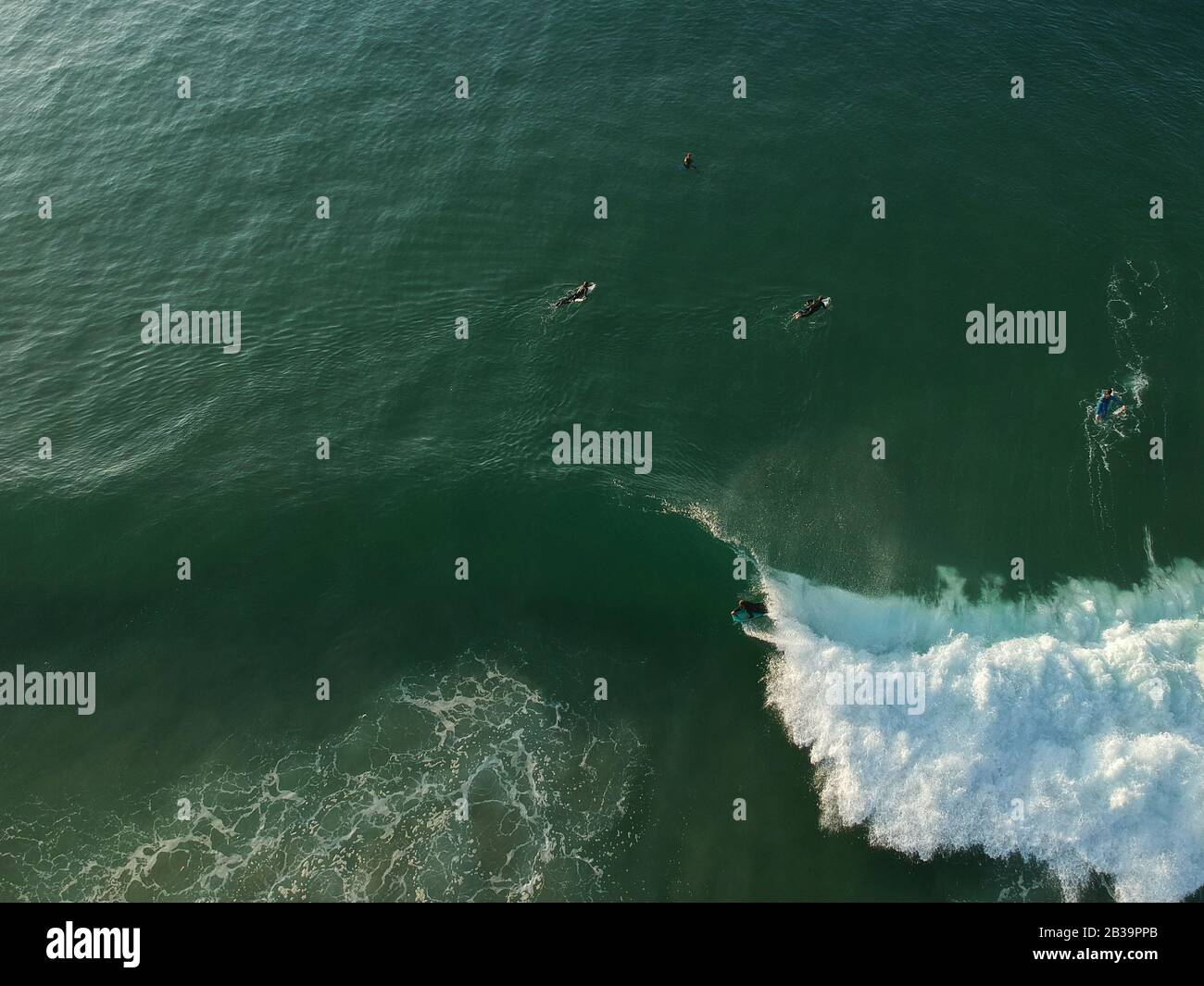 Footage white foamy ocean waves hi-res stock photography and images - Alamy