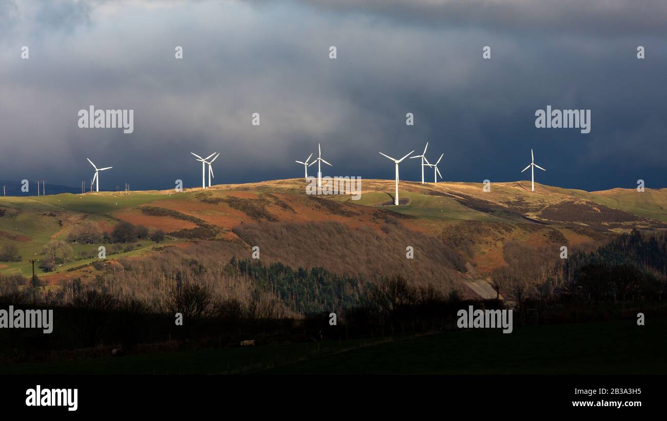 UK Weather: Late afternoon sunshine lighting Cefn Croes wind farm in Ceredigion, Wales, located in the Cambrian Mountains on Cefn Croes mountain near Devils Bridge. Producing approximately 58,000 KW with 39 turbines, they generate enough electricity to supply approximately 32,000 homes. (Picture taken from New Cross near Aberystwyth). © Ian Jones/Alamy Live News Stock Photo