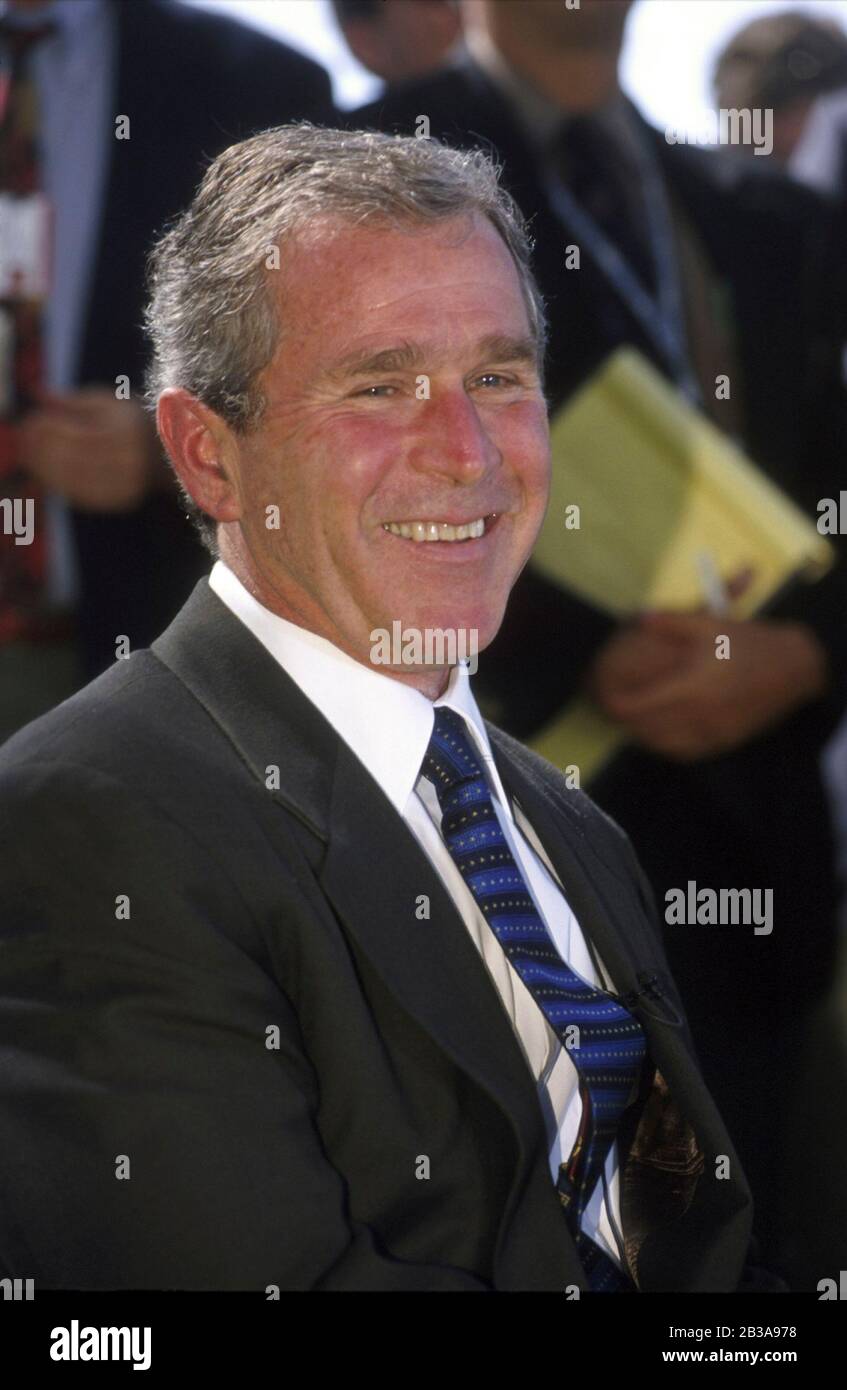 Texas governor george bush portrait hi-res stock photography and images ...