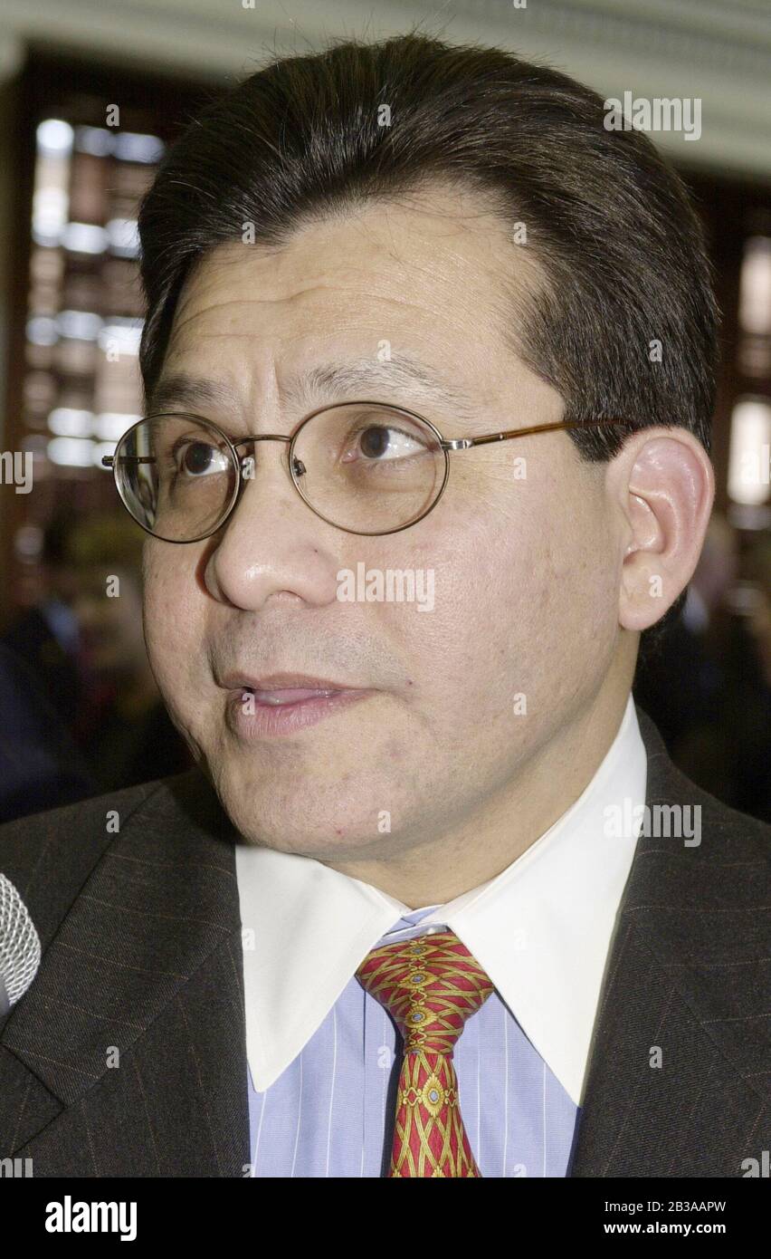 Austin, Texas  USA, 18 DEC 2000:  Justice Al Gonzalez of Houston, appointed by President-elect George w. Bush as General Counsel at the White House in the new Bush administration. ©Bob Daemmrich Stock Photo
