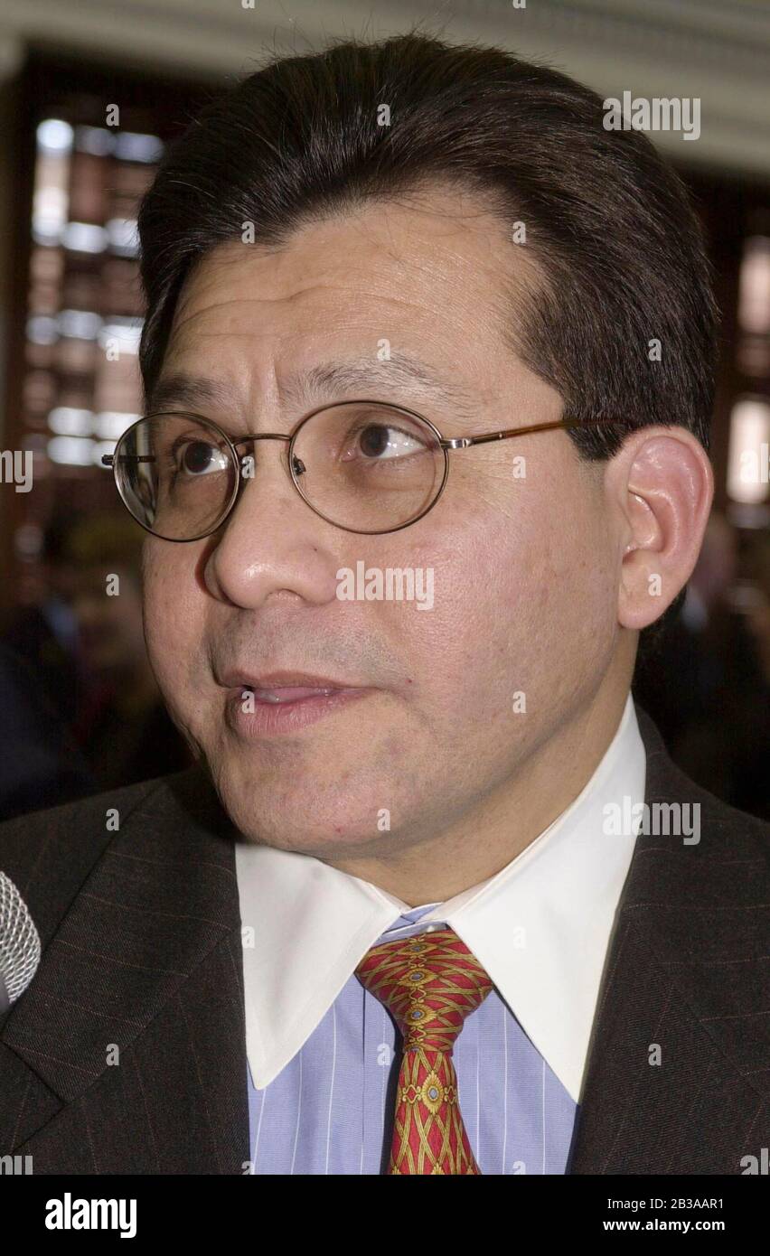 Austin, Texas  USA, 18 DEC 2000:  Justice Al Gonzalez of Houston, appointed by President-elect George w. Bush as General Counsel at the White House in the new Bush administration. ©Bob Daemmrich Stock Photo