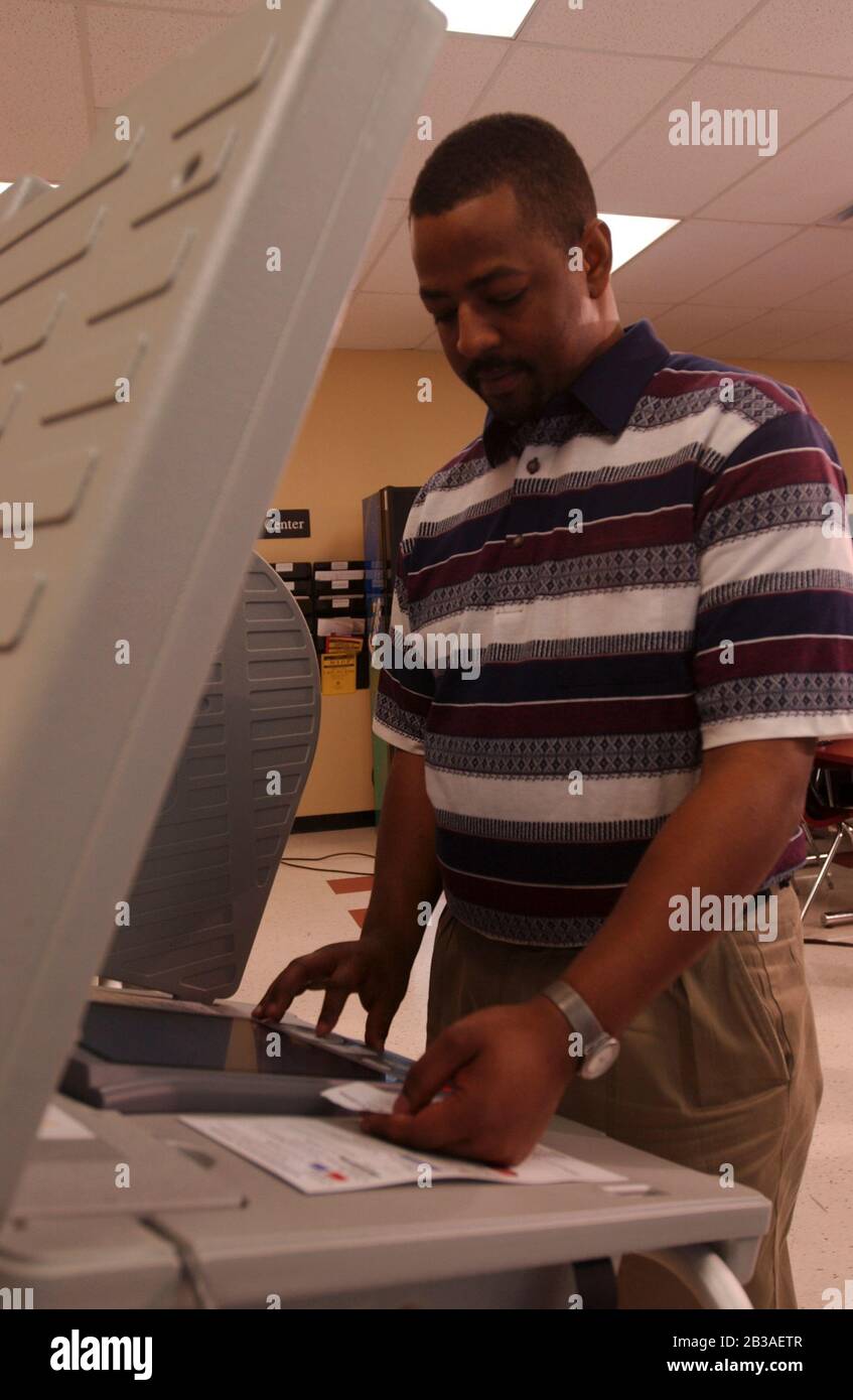 Direct record electronic voting system hi-res stock photography and ...