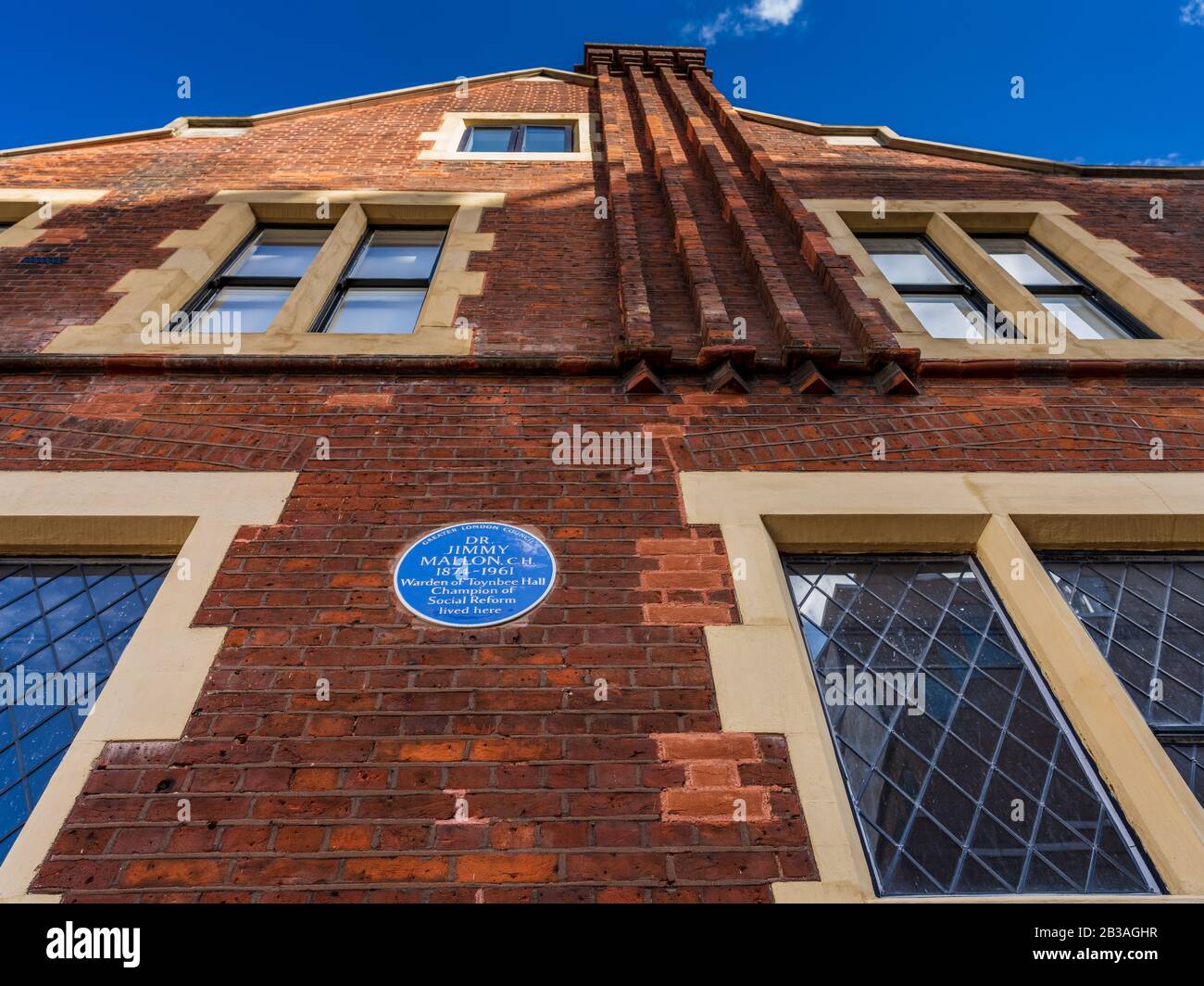 Dr Jimmy Mallon Blue Plaque Toynbee Hall London. Dr Jimmy Mallon C.H. 1874-1961, champion of Social Reform and Warden of Toynbee Hall 1919-1954. Stock Photo