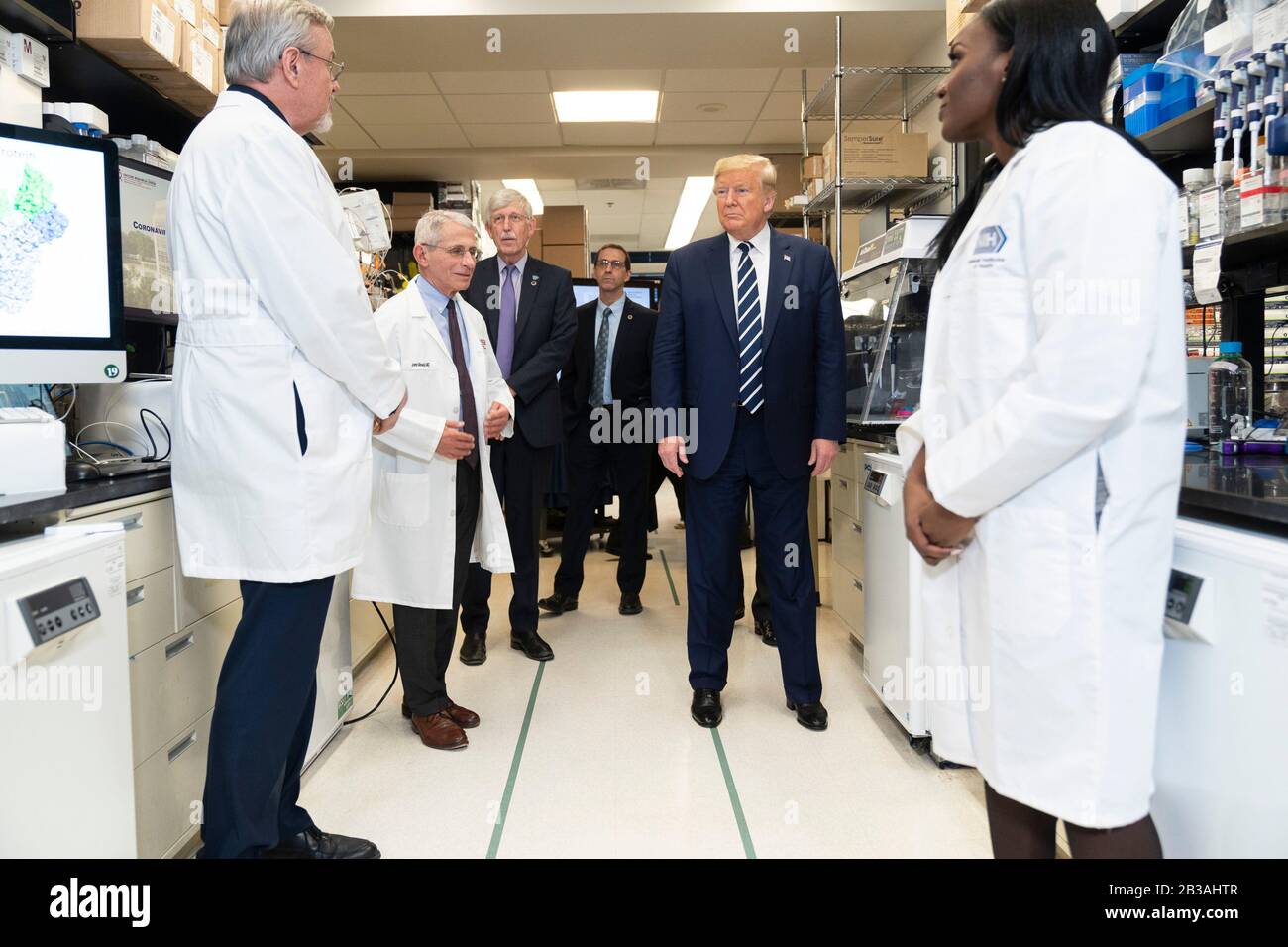 Bethesda, United States Of America. 03rd Mar, 2020. Bethesda, United States of America. 03 March, 2020. U.S President Donald Trump tours the viral pathogenesis laboratory at the National Institutes of Health March 3, 2020 in Bethesda, Maryland. Credit: Shealah Craighead/White House Photo/Alamy Live News Stock Photo