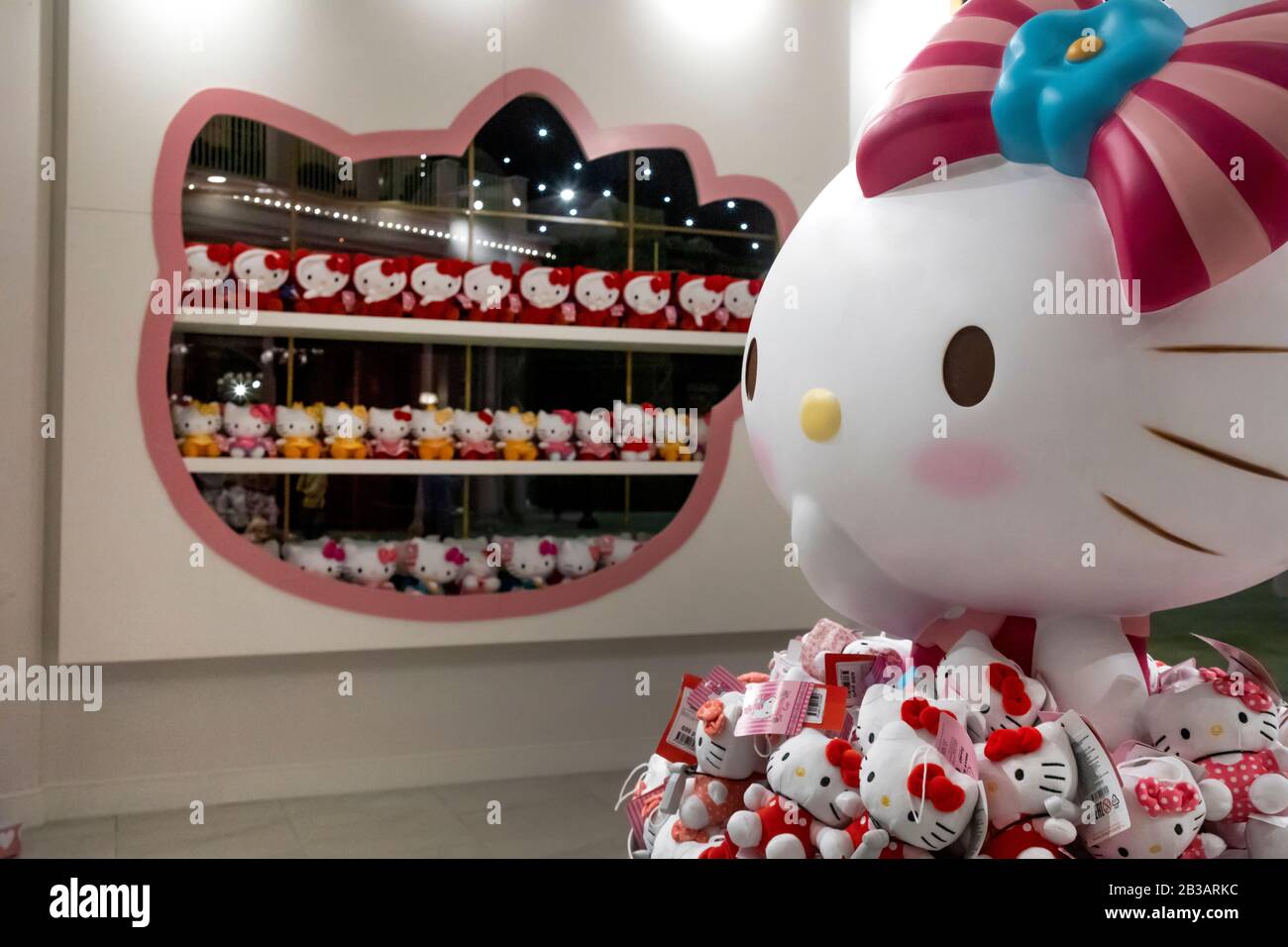 Hello Kitty Store at Universal Studios, Osaka, Japan Editorial Photo -  Image of male, face: 201503826
