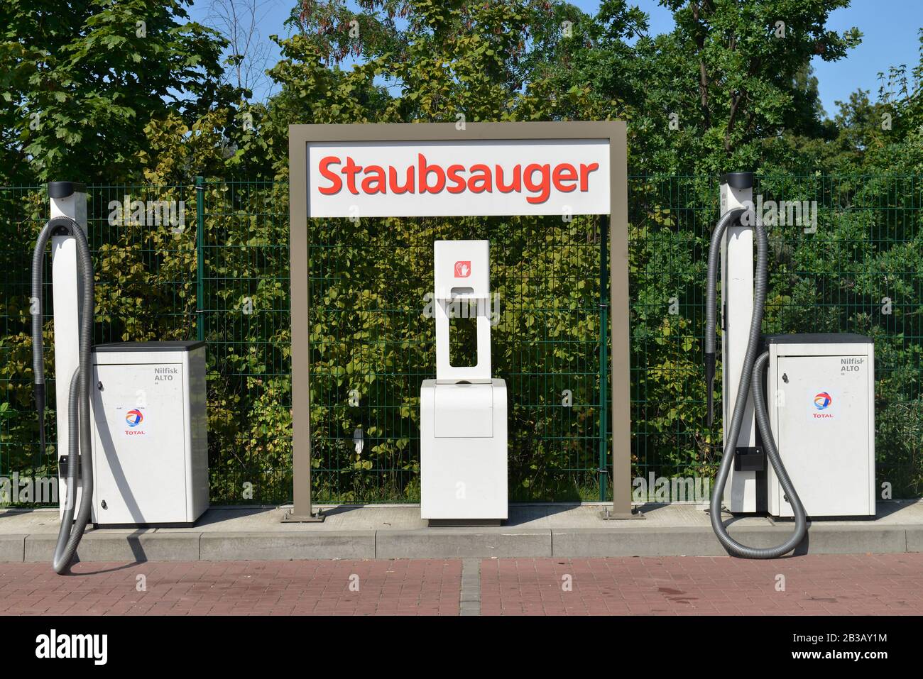 Staubsauger, Tankstelle, Sachsendamm, Tempelhof, Berlin, Deutschland Stock  Photo - Alamy
