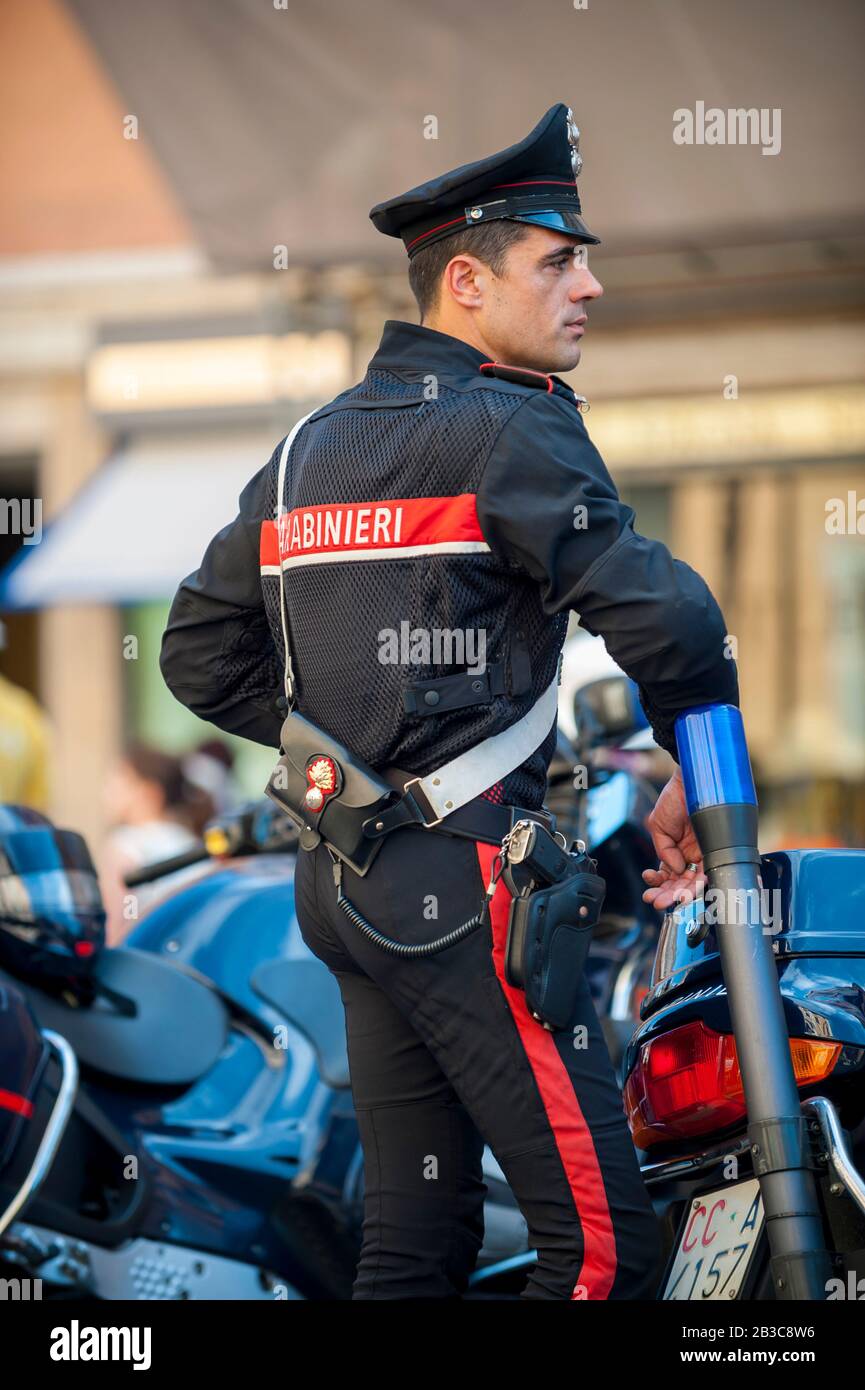 ROME - MAY 12, 2012: Italian police officer stands in uniform leaning  against his motorcycle at the Piazza di Spagna Stock Photo - Alamy