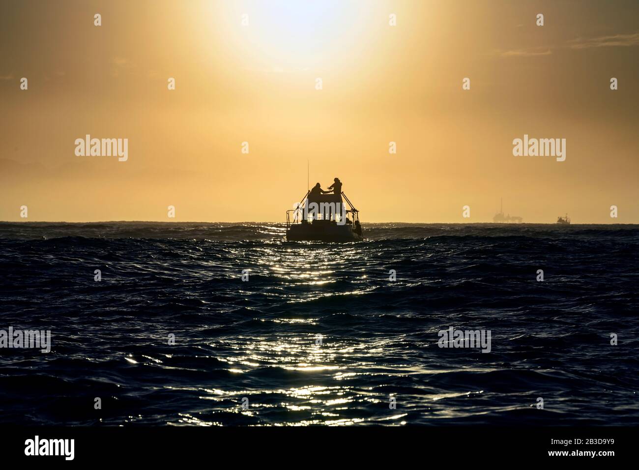 Silhouette of boat hi-res stock photography and images - Alamy