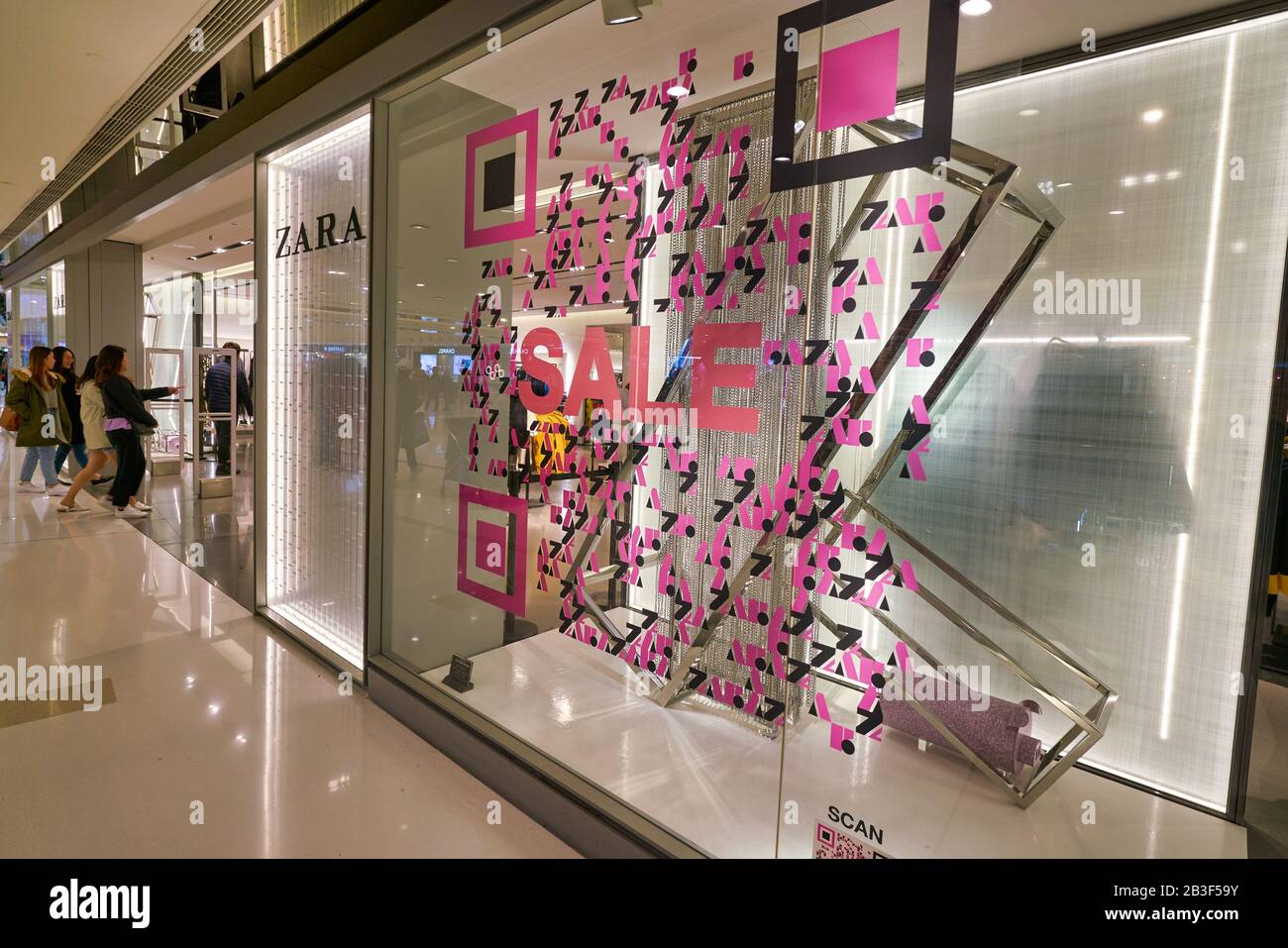 Zara storefront hi-res stock photography and images - Alamy
