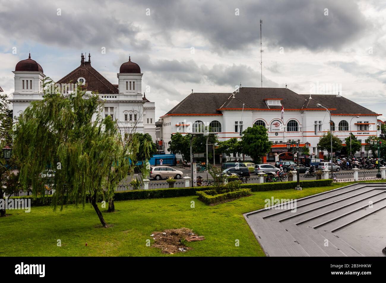 The The Bank of Indonesia, Central Post Office and traffic on Jl
