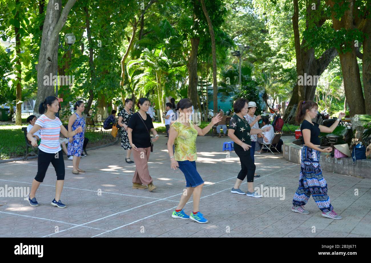 Tanzen, Ly Thai To Park, Hoan-Kiem-See, Hanoi, Vietnam Stock Photo