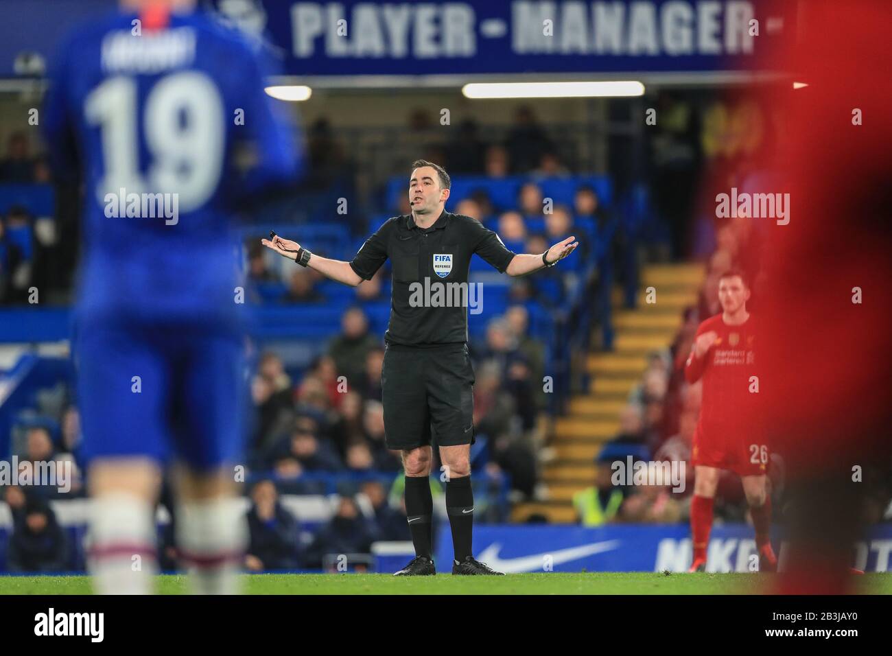 Chris Kavanagh Referee High Resolution Stock Photography And Images - Alamy