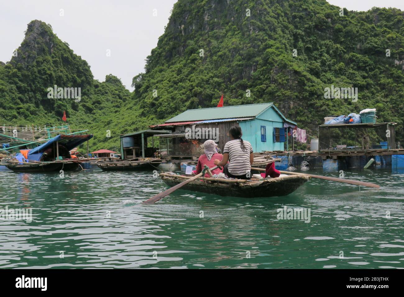 Fischerboot, schwimmendes Fischerdorf, Halong-Bucht, Vietnam Stock Photo