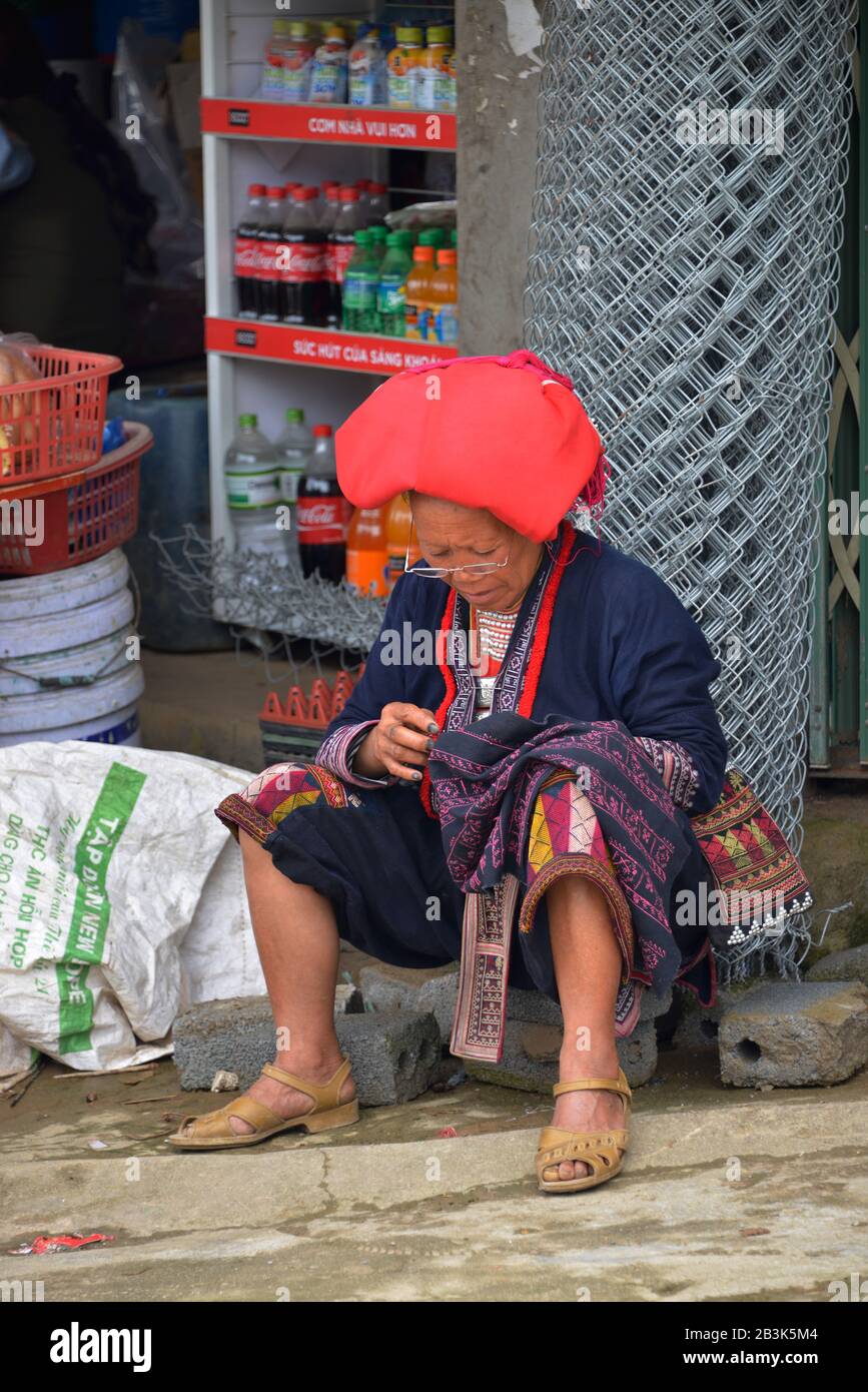 Frau, Naeharbeit, Rote Hmong, Tha Pin, Vietnam Stock Photo