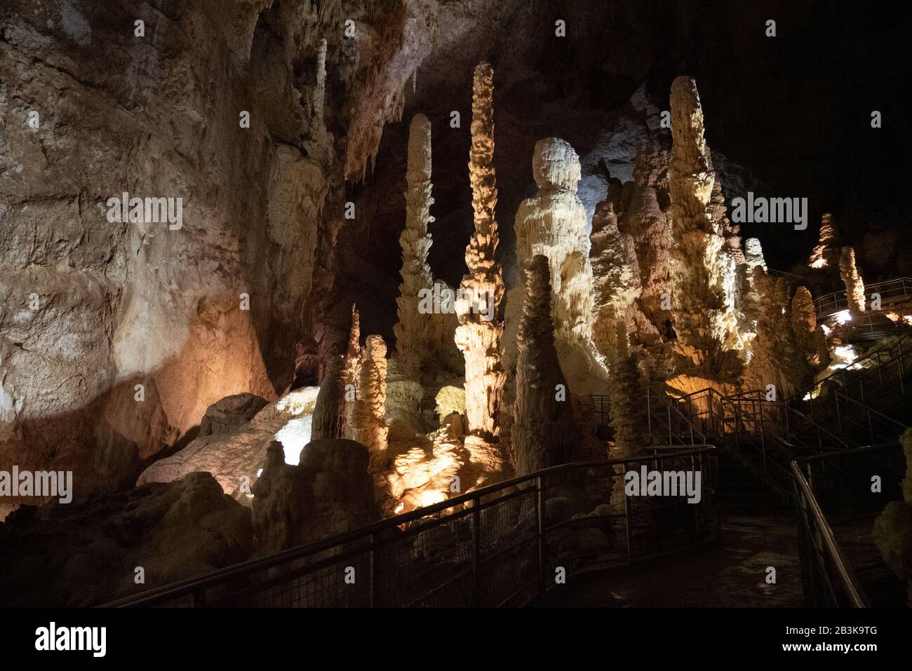 https://c8.alamy.com/comp/2B3K9TG/italy-marche-genga-the-natural-show-of-frasassi-caves-with-sharp-stalactites-and-stalagmites-2B3K9TG.jpg