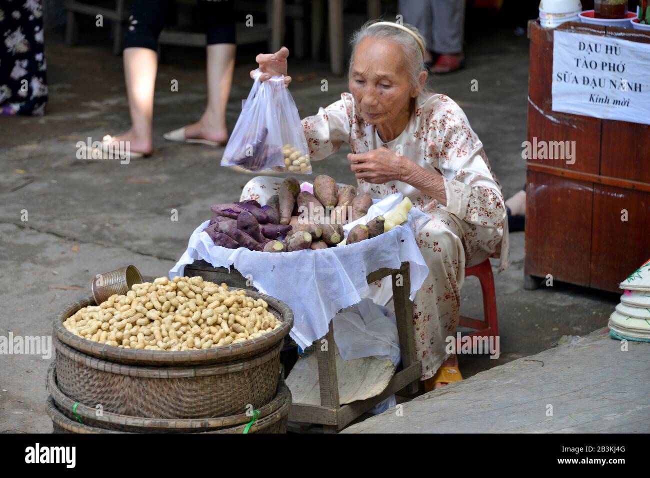 Alte Frau, Hue, Vietnam Stock Photo