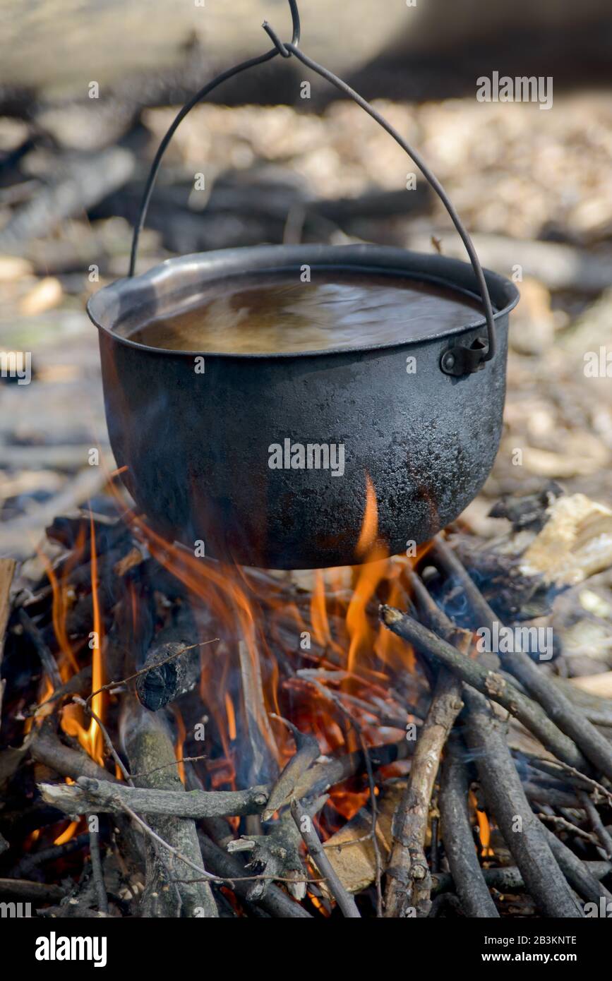 https://c8.alamy.com/comp/2B3KNTE/black-pot-with-water-is-warming-in-fire-this-is-a-story-about-cooking-in-walking-holiday-2B3KNTE.jpg