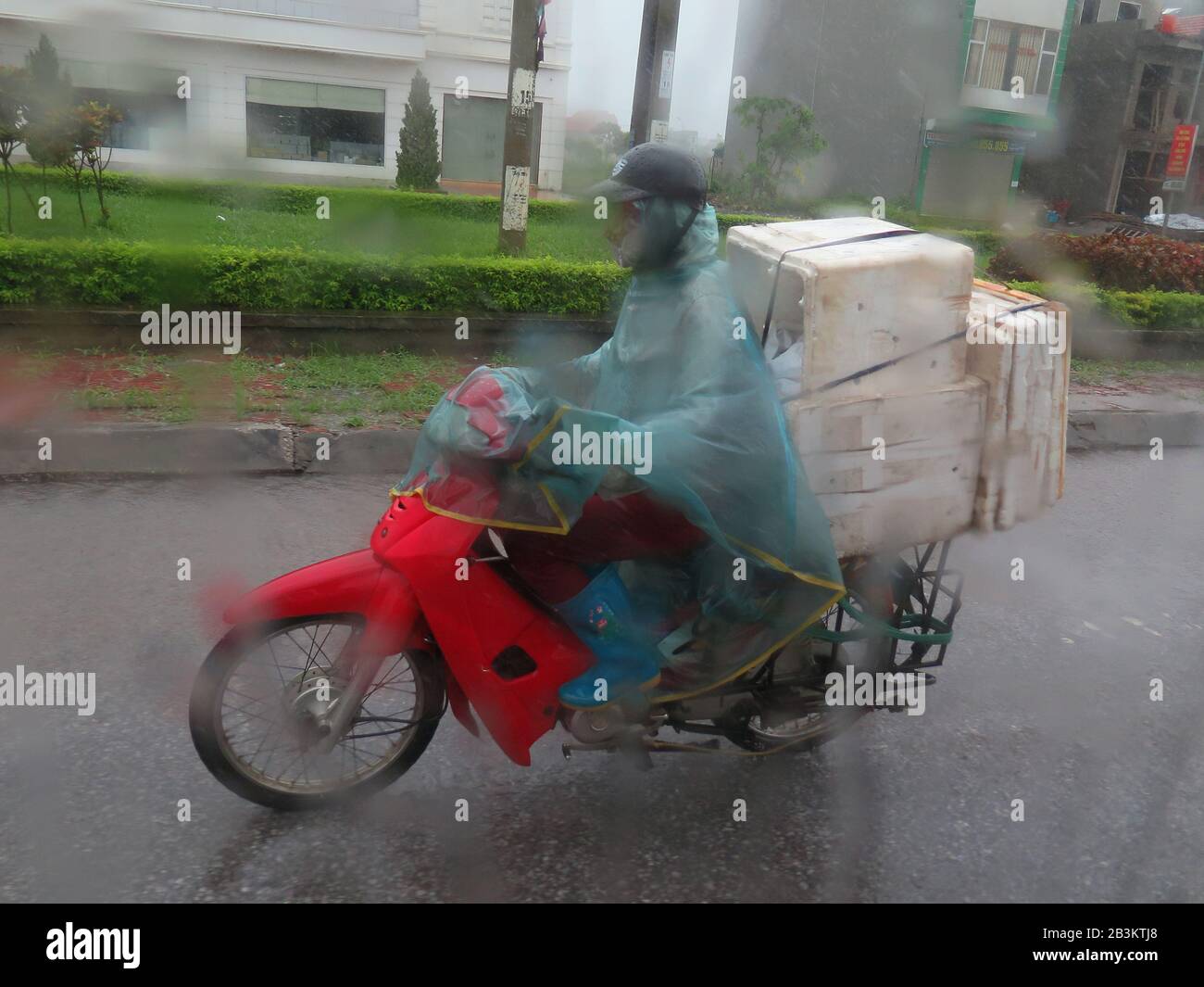 Regen, Motorroller, Landstrasse Vietnam Stock Photo