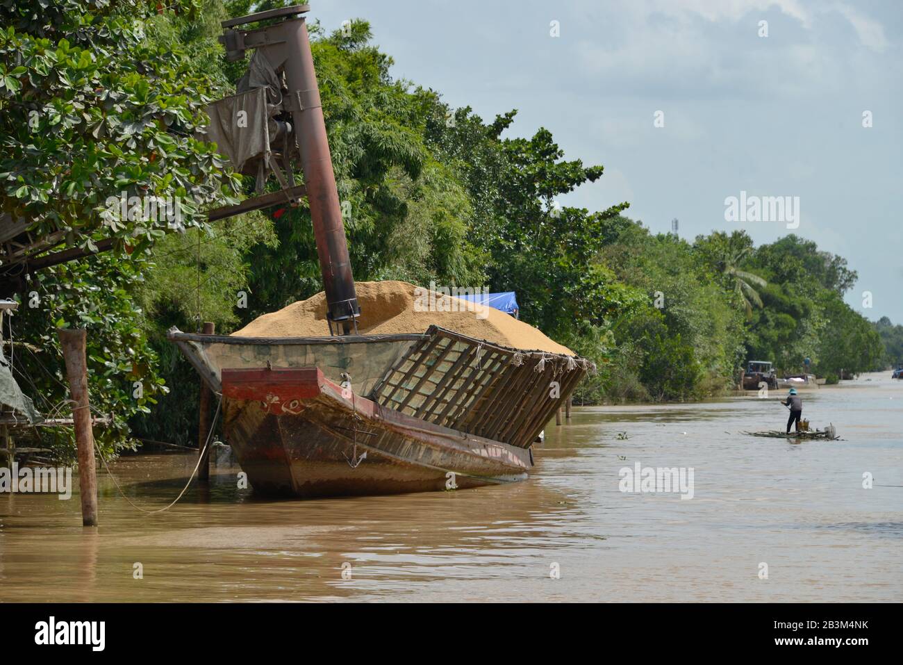 Frachter, Kanal zwischen Sa Dec und Can Tho, Mekongdelta, Vietnam Stock Photo