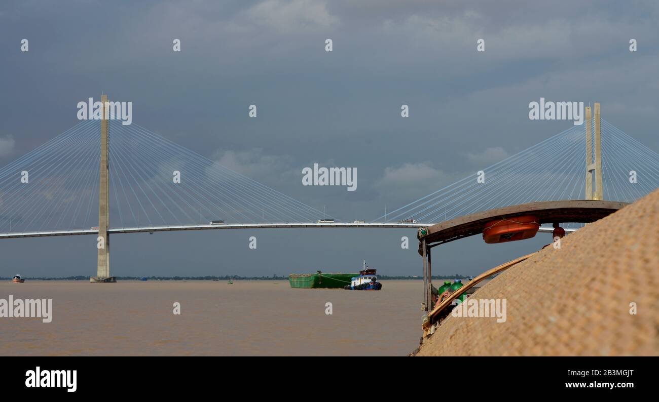 Kreuzfahrt, Sampan, Can-Tho-Bruecke, Mekongdelta, Vietnam Stock Photo