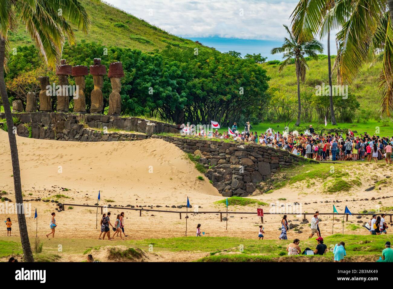 Rapa Nui historic boat arrives to Anakena beach, the crowd reception i…