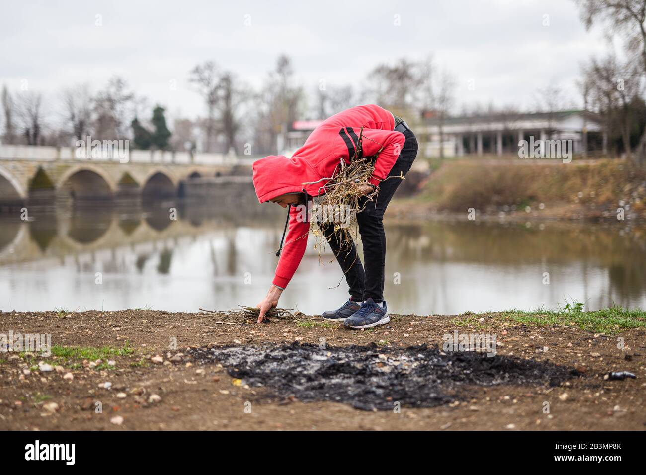 Edirne, Turkey. 05th Mar, 2020. A Syrian refugee collects firewood in the Turkish border town of Edirne on the river "Tunca Nehri" near the border crossing Pazarkule-Kastanies. Credit: Mohssen Assanimoghaddam/dpa/Alamy Live News Stock Photo