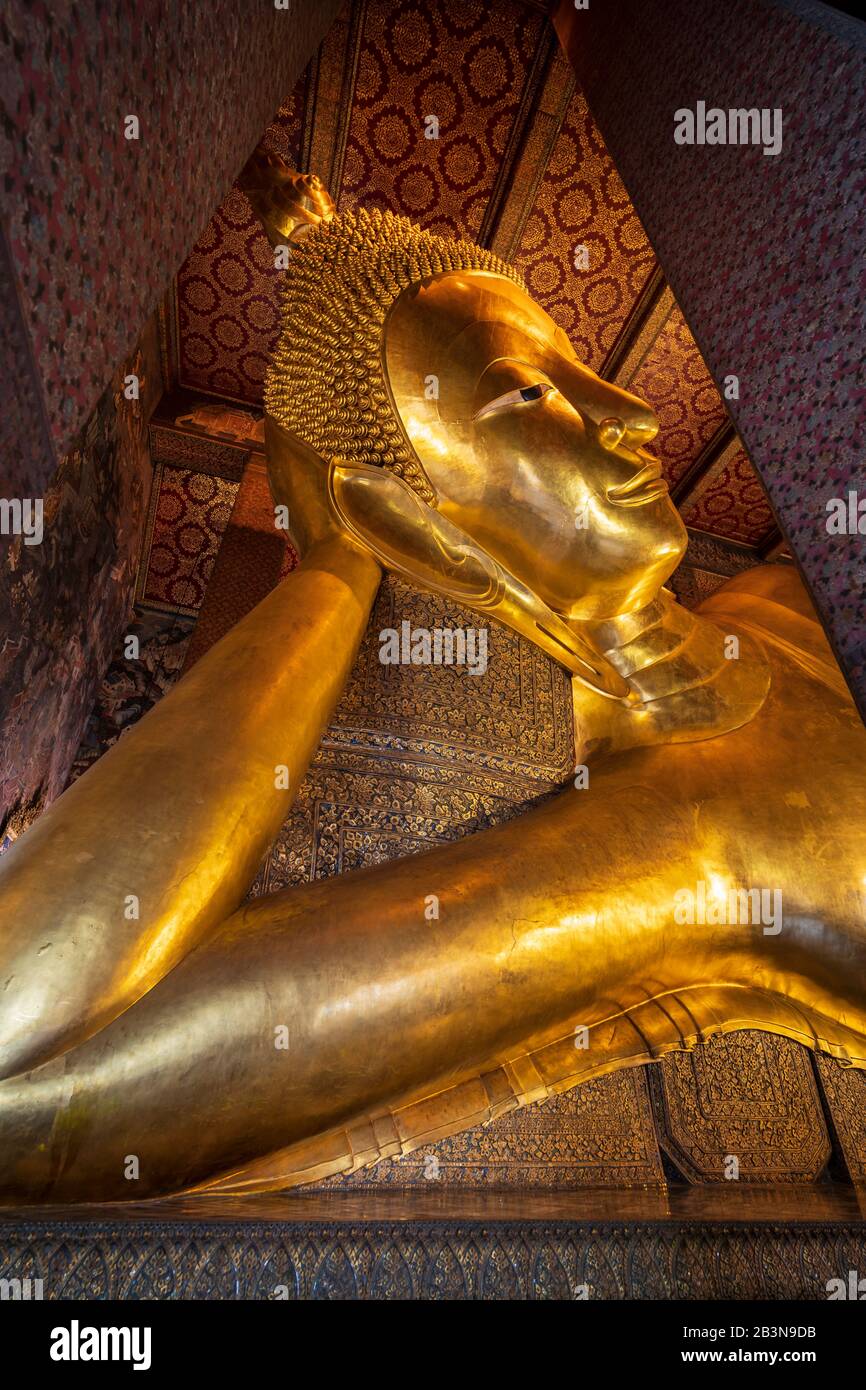 Reclining golden Buddha in Wat Phra Chetuphon (Wat Pho) temple, Bangkok ...