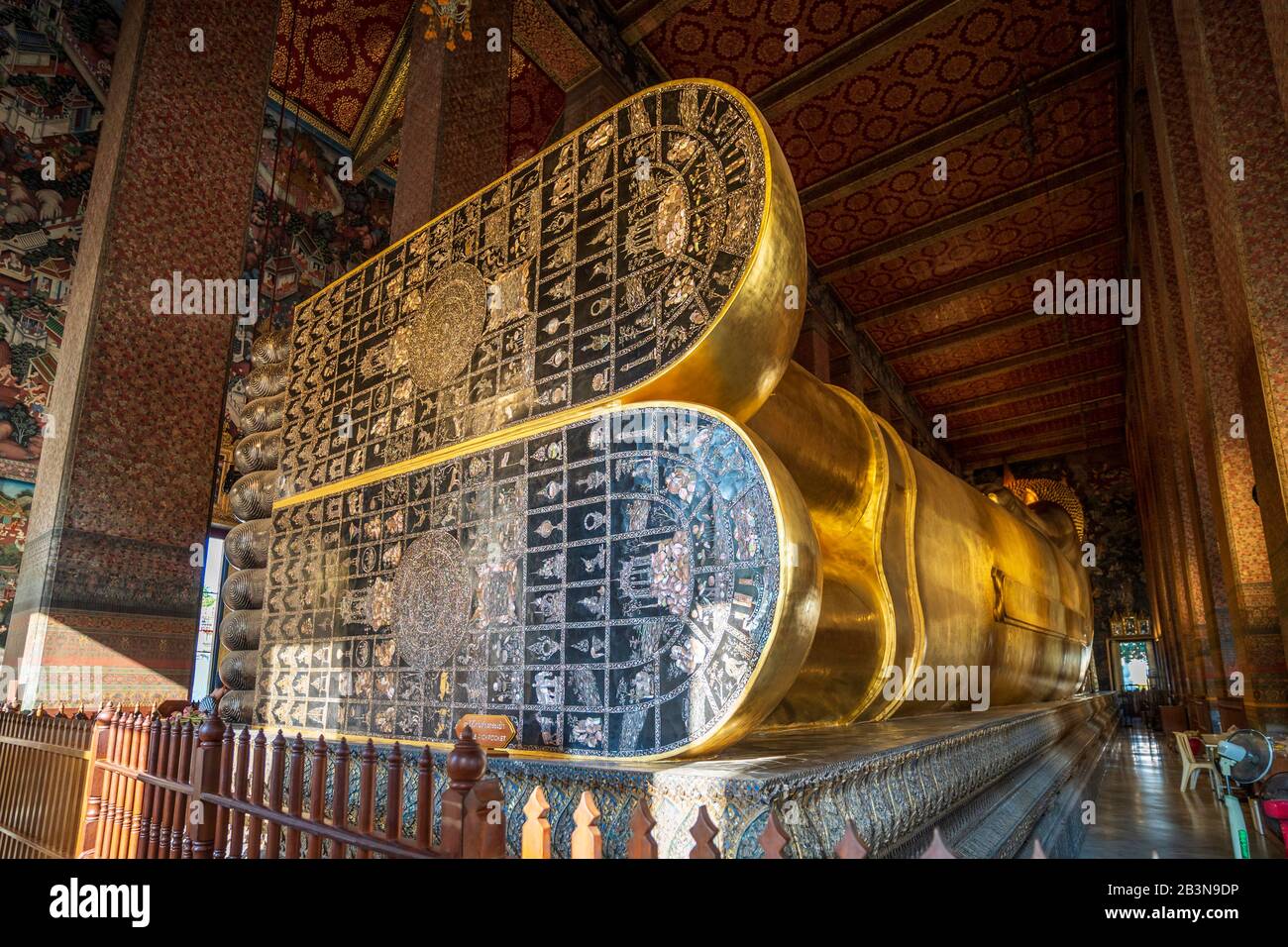 Reclining golden Buddha in Wat Phra Chetuphon (Wat Pho) temple, Bangkok ...