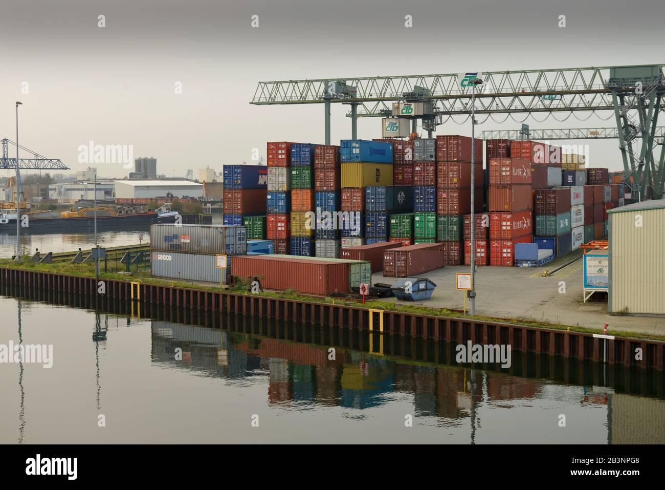 Container Hafen High Resolution Stock Photography And Images Alamy