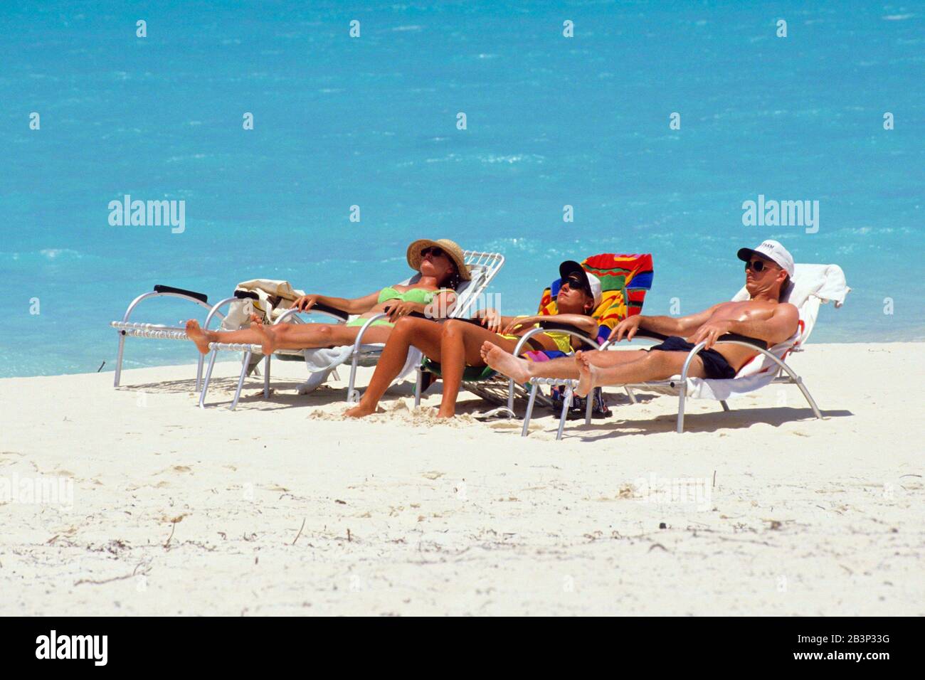 Karibik - Urlauber auf den Bahamas liegen am Strand - Liegestuhl, MR: Yes Stock Photo