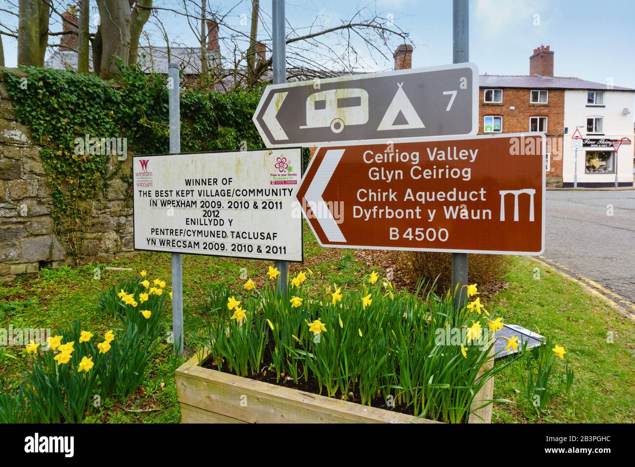 Welsh Road Signs High Resolution Stock Photography and Images Alamy