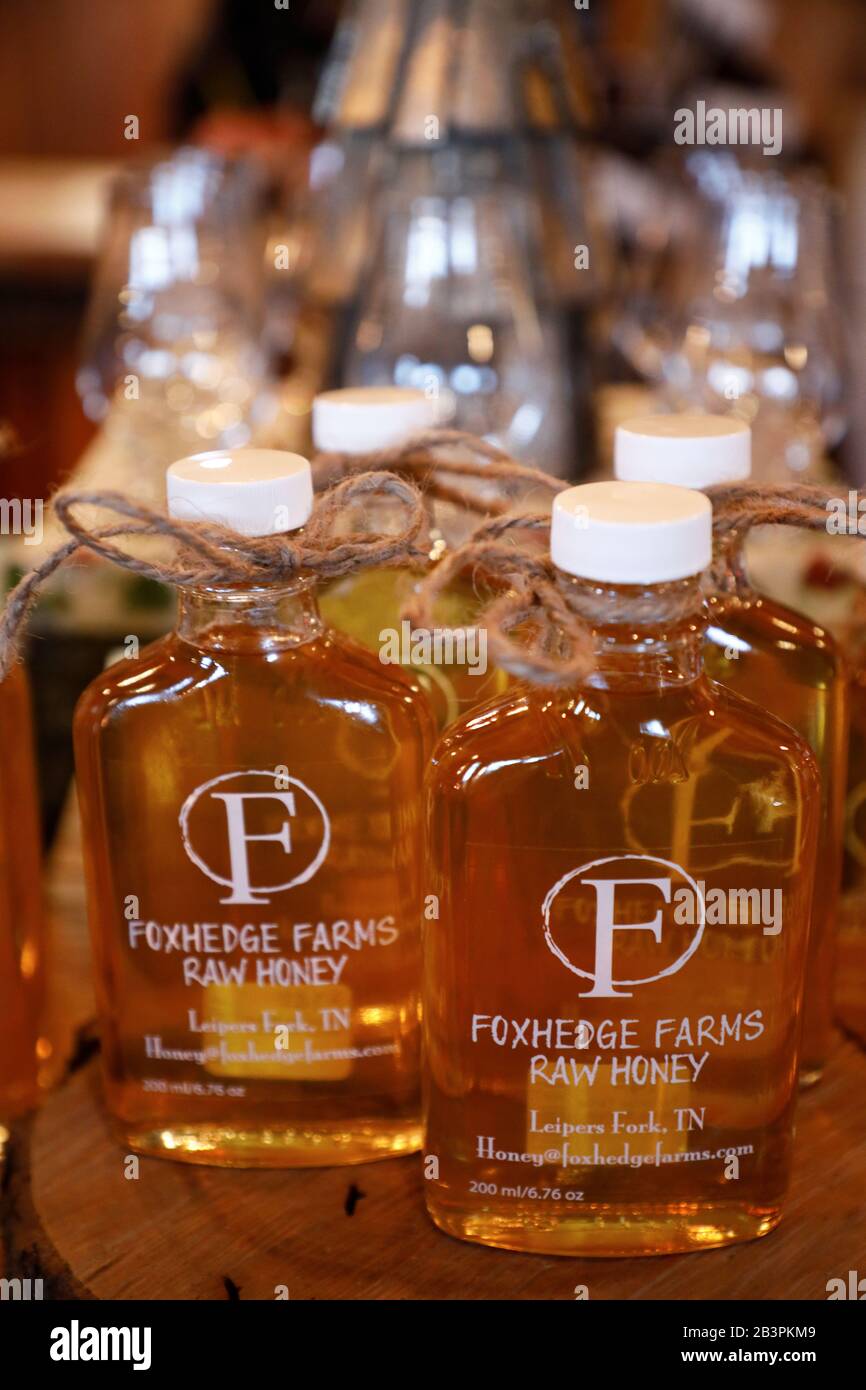 Bottled Foxhedge Farms raw honey good for making whiskey cocktails for sale in the gift shop of Leiper's Fork Distiller.Franklin.Tennessee.USA Stock Photo
