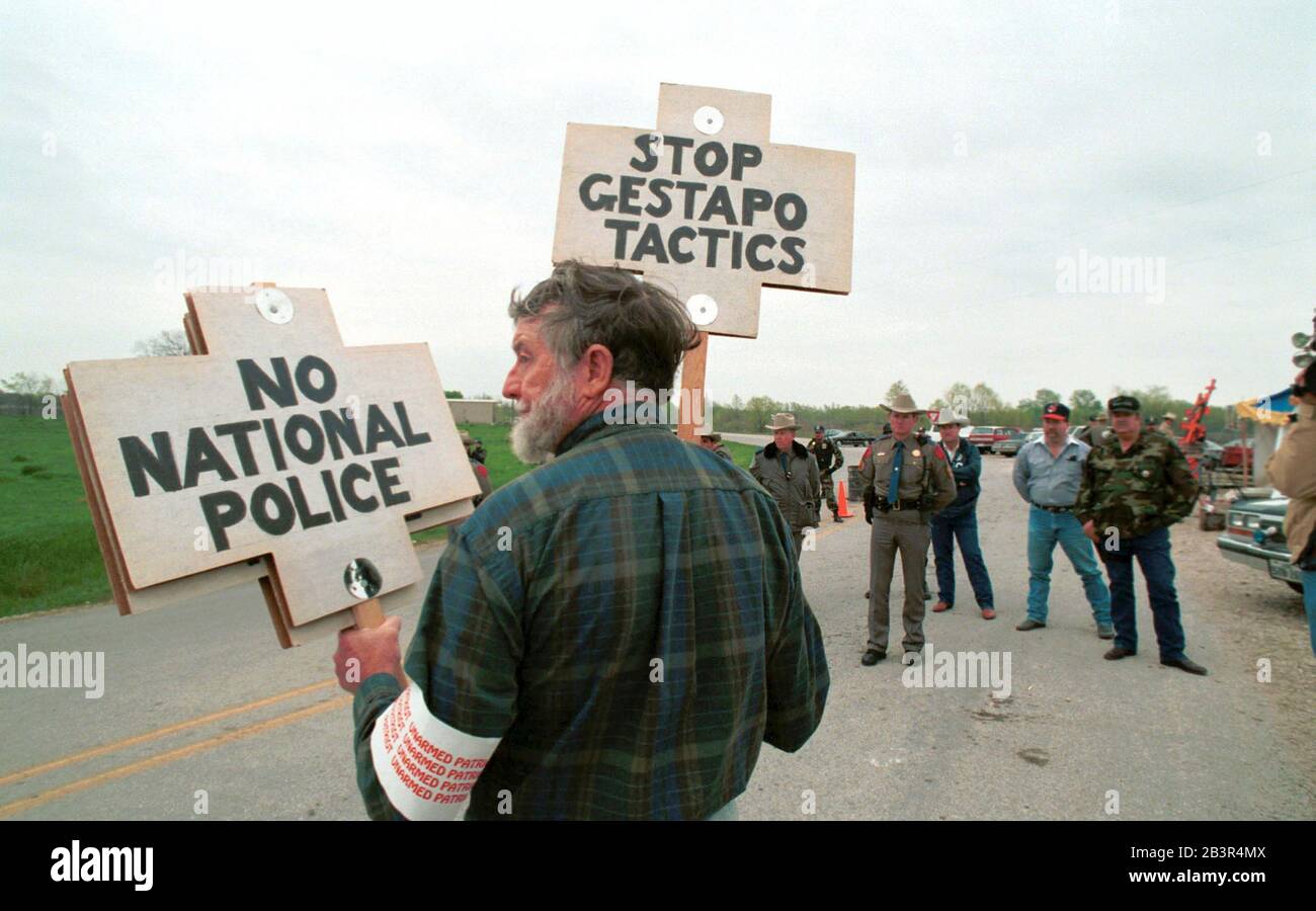 Waco Texas USA, March 1993: A lone protester denouncing what he calls heavy-handed police tactics against the Branch Davidians faces a police roadblock near the religious sect's compound outside Waco during the 51-day standoff between Davidians and federal law enforcement agencies. ©Bob Daemmrich Stock Photo