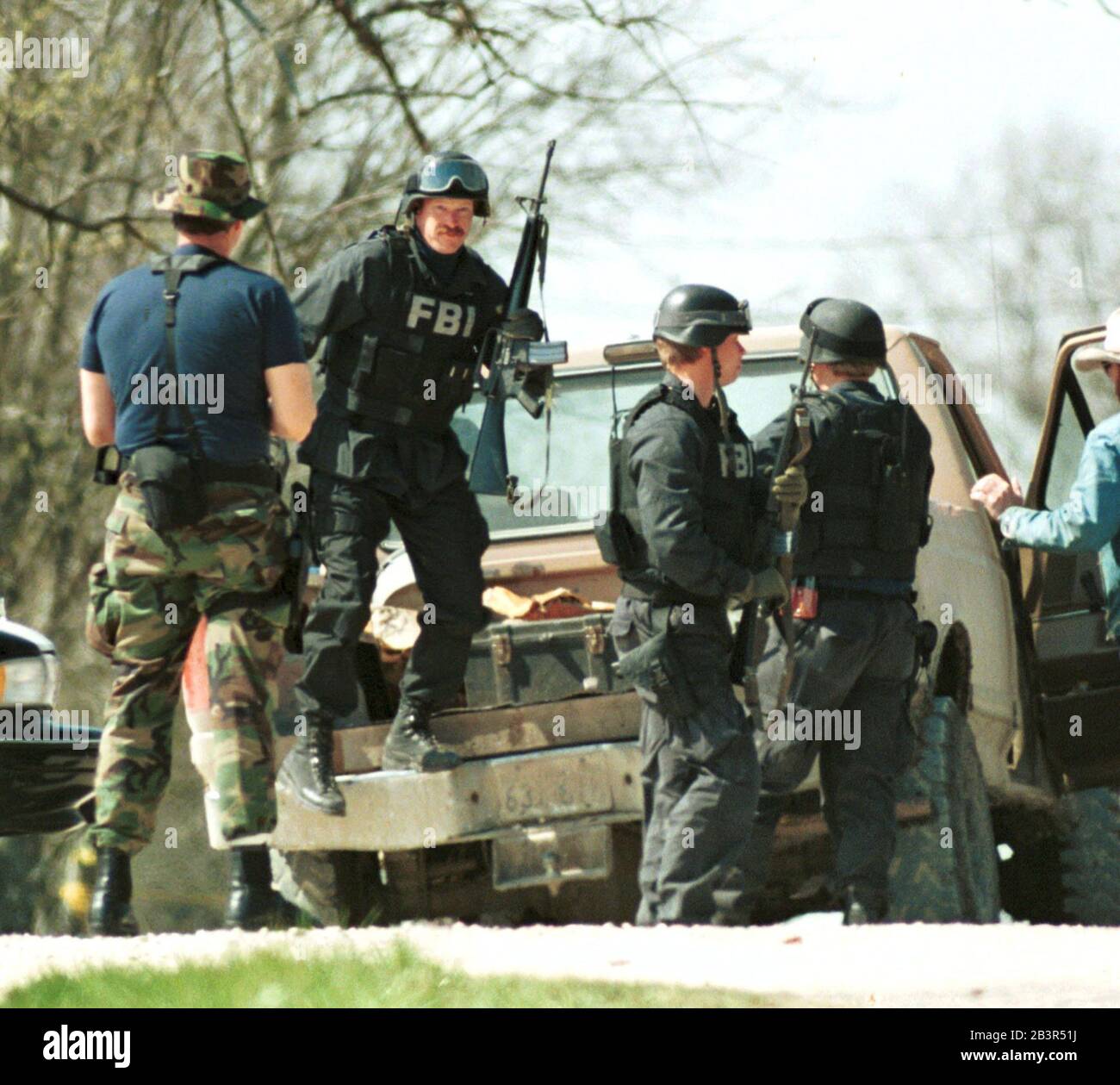 Waco Texas USA, March 1993: FBI agents unload their belongings including guns from a pickup truck early in the 51-day siege of the Branch Davidian religious sect's Mount Carmel Center compound. The standoff between sect members and federal law enforcement agents ended April 18 when fire swept through the compound, killing 76 people. ©Bob Daemmrich Stock Photo