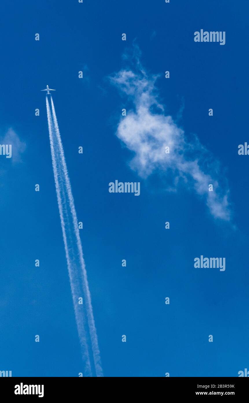Jet aircraft contrail hi-res stock photography and images - Alamy