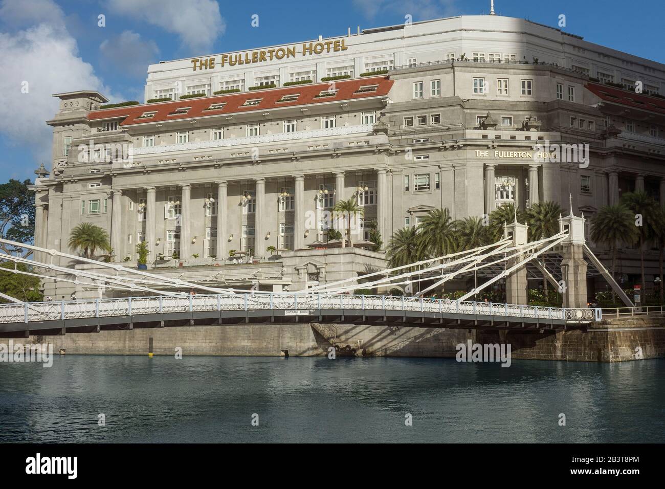 Singapore, Fullerton Hotel, river & Cavenagh bridge Stock Photo