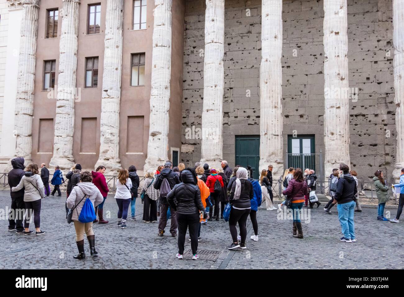 Tour group, in front of Il Tempio di Adriano, Piazza di Pietra, Rome, Italy Stock Photo