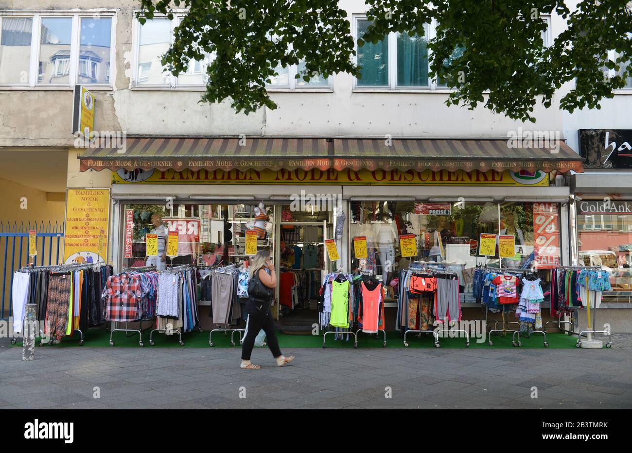 Billigkleidung Laden, Potsdamer Strasse, Schoeneberg, Berlin, Deutschland / Schöneberg Stock Photo