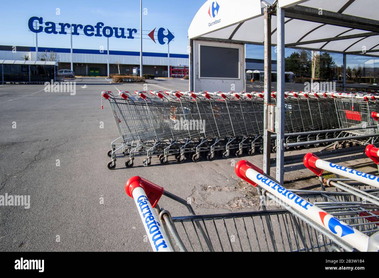 Ghent, Belgium. 2010. Shopping trolleys / shopping carts stacked together at parking of supermarket / hypermarket Carrefour Stock Photo